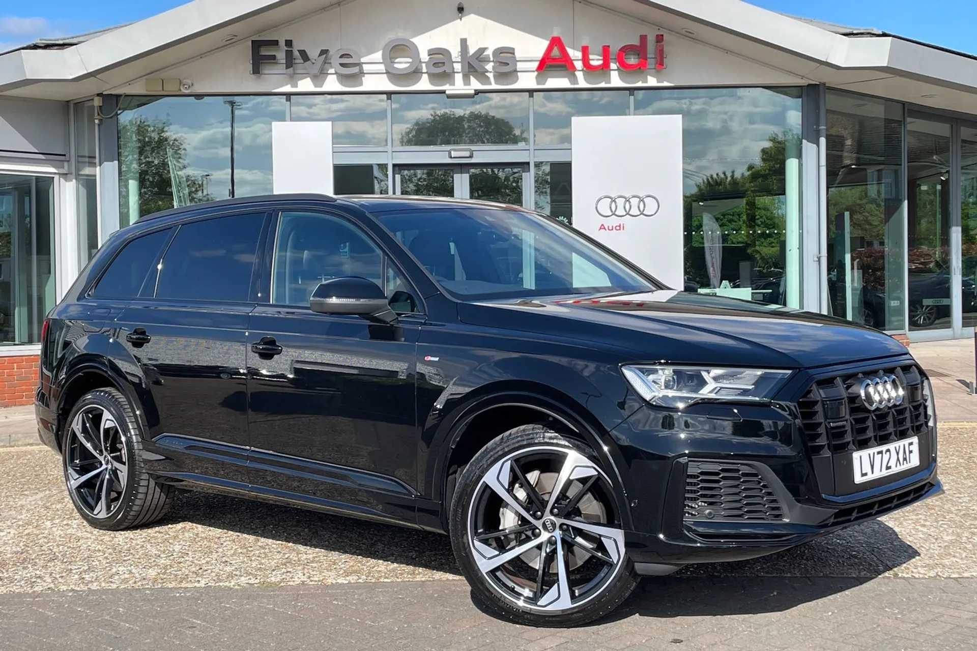 Audi Q7 focused image