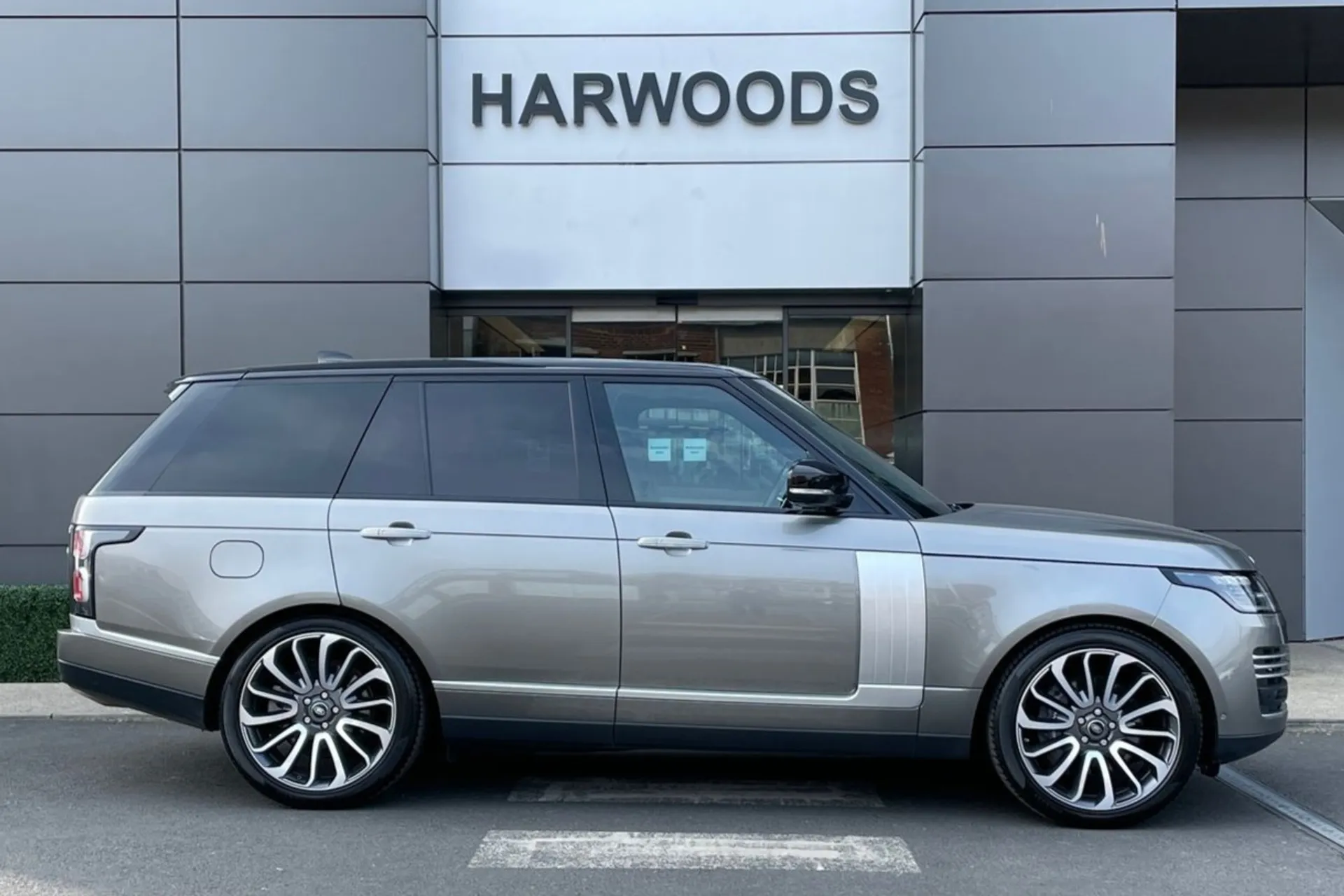LAND ROVER RANGE ROVER thumbnail image number 2