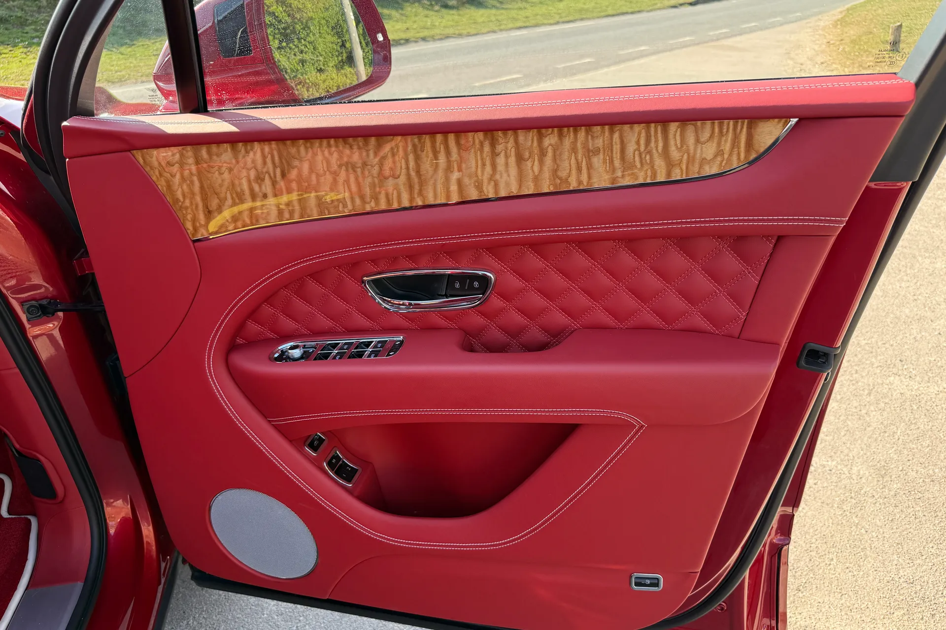 Bentley BENTAYGA thumbnail image number 17