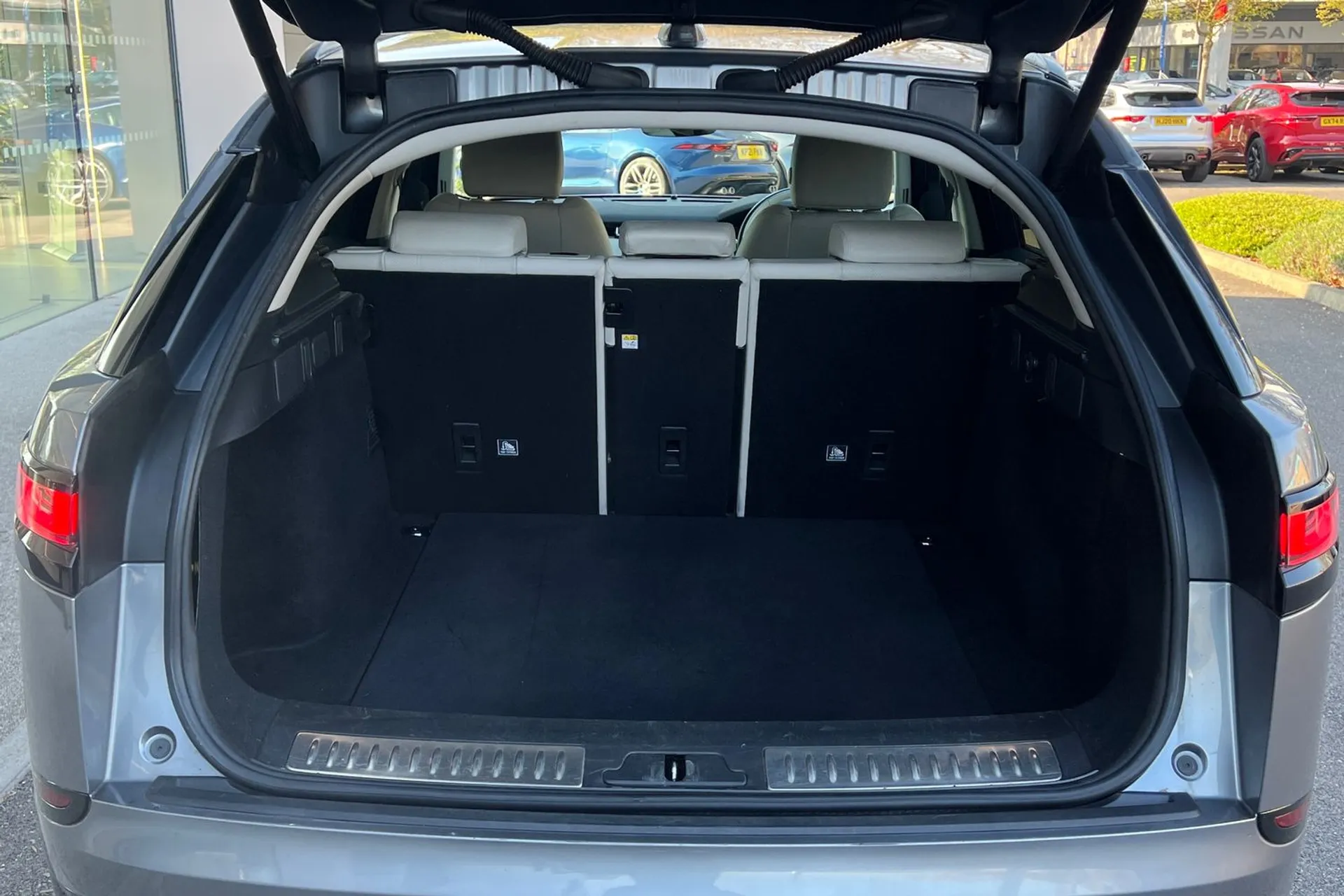 LAND ROVER RANGE ROVER VELAR thumbnail image number 29