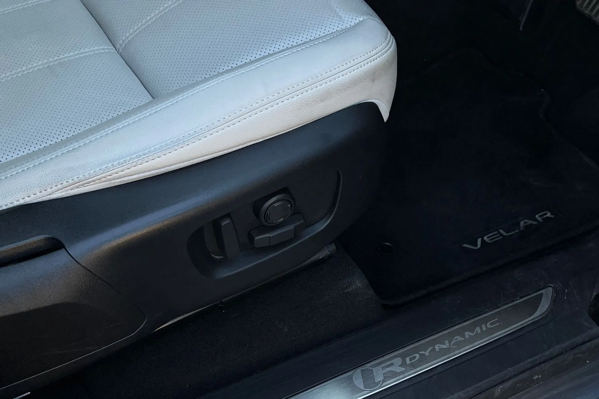 LAND ROVER RANGE ROVER VELAR thumbnail image number 39