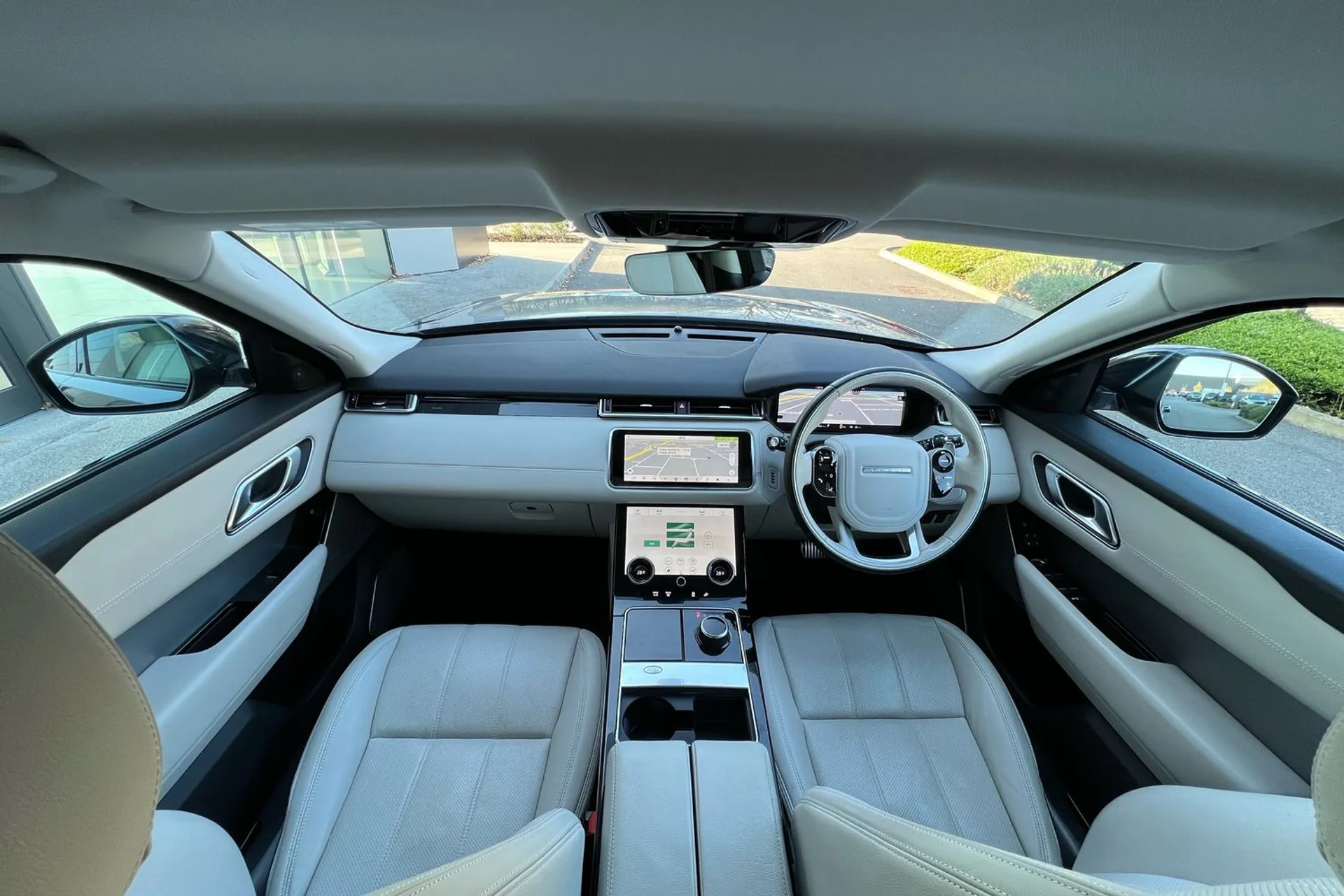 LAND ROVER RANGE ROVER VELAR thumbnail image number 3