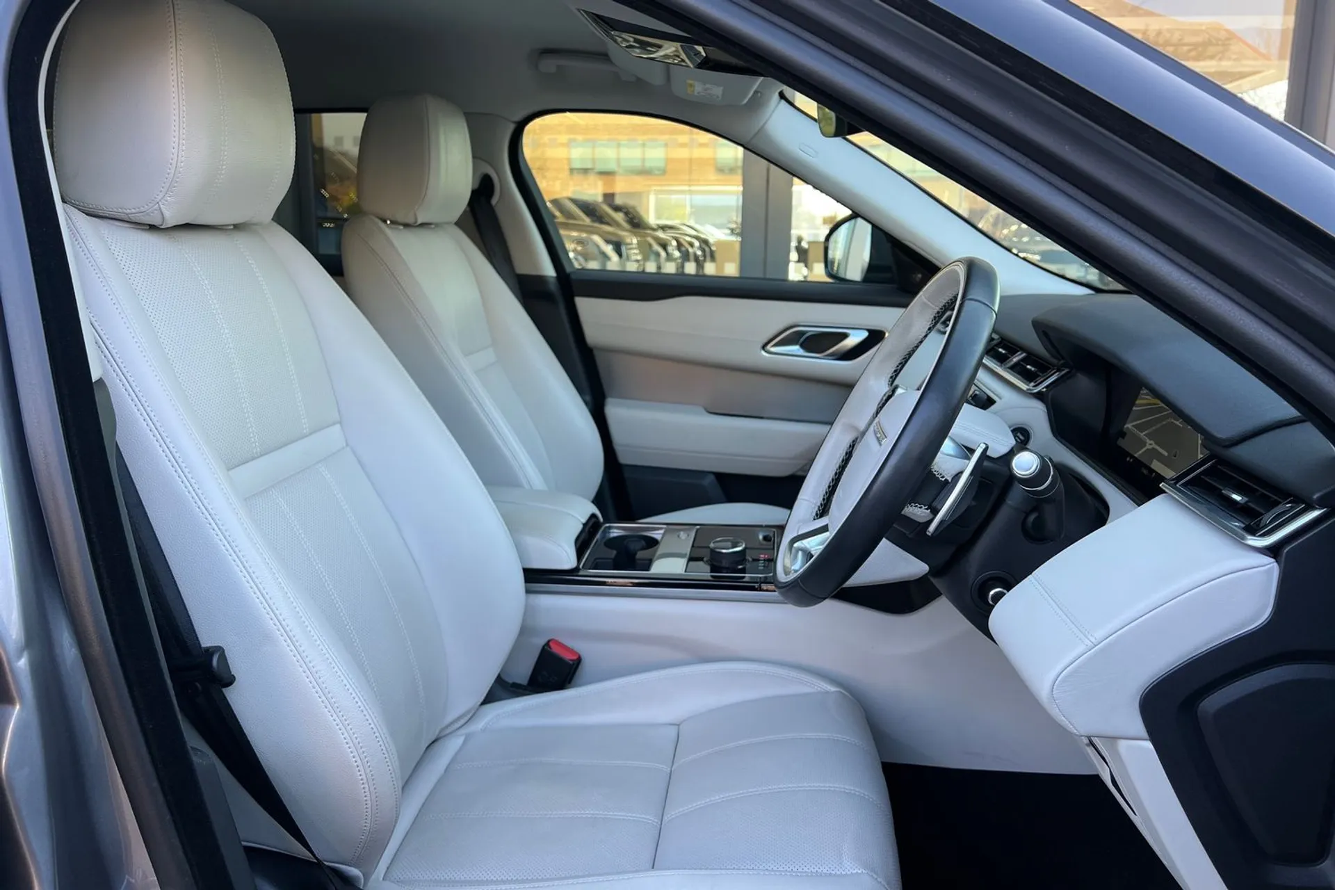LAND ROVER RANGE ROVER VELAR thumbnail image number 37