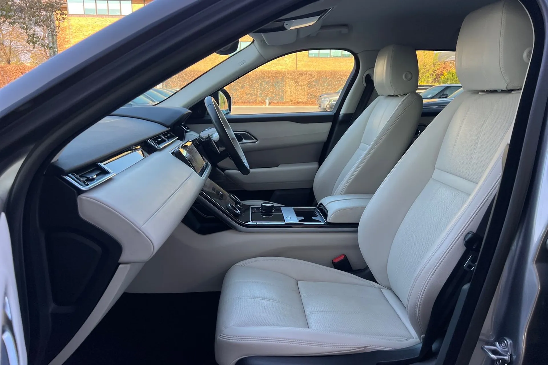 LAND ROVER RANGE ROVER VELAR thumbnail image number 43