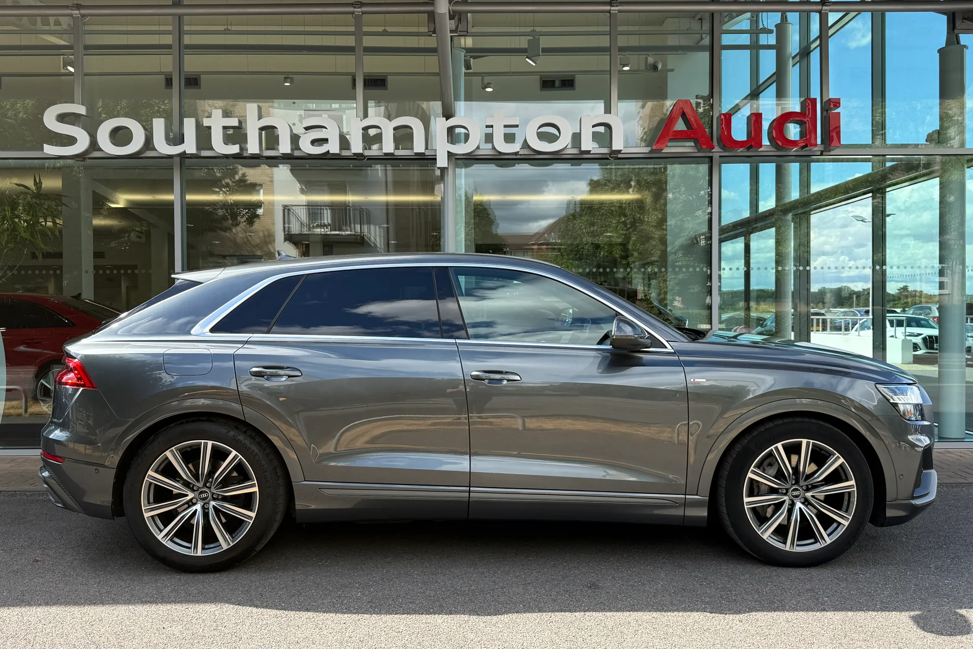 Audi Q8 thumbnail image number 4