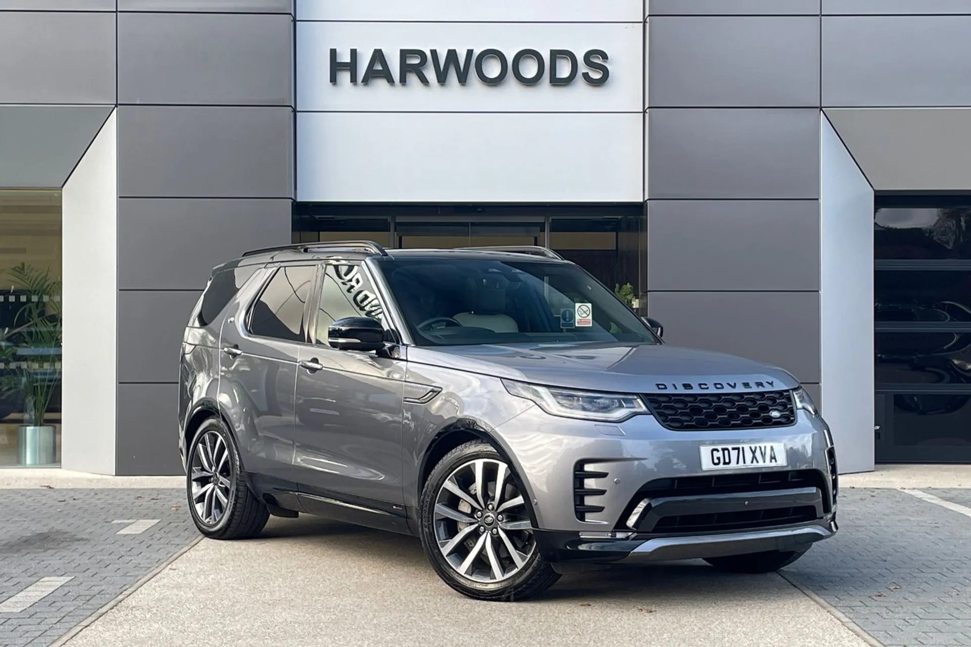 LAND ROVER DISCOVERY focused image