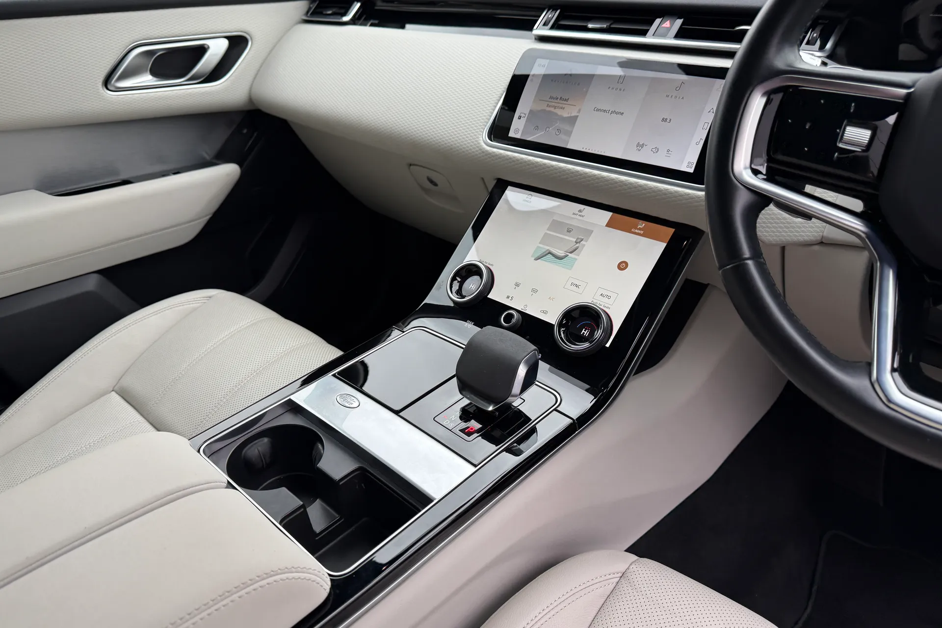 LAND ROVER RANGE ROVER VELAR thumbnail image number 18