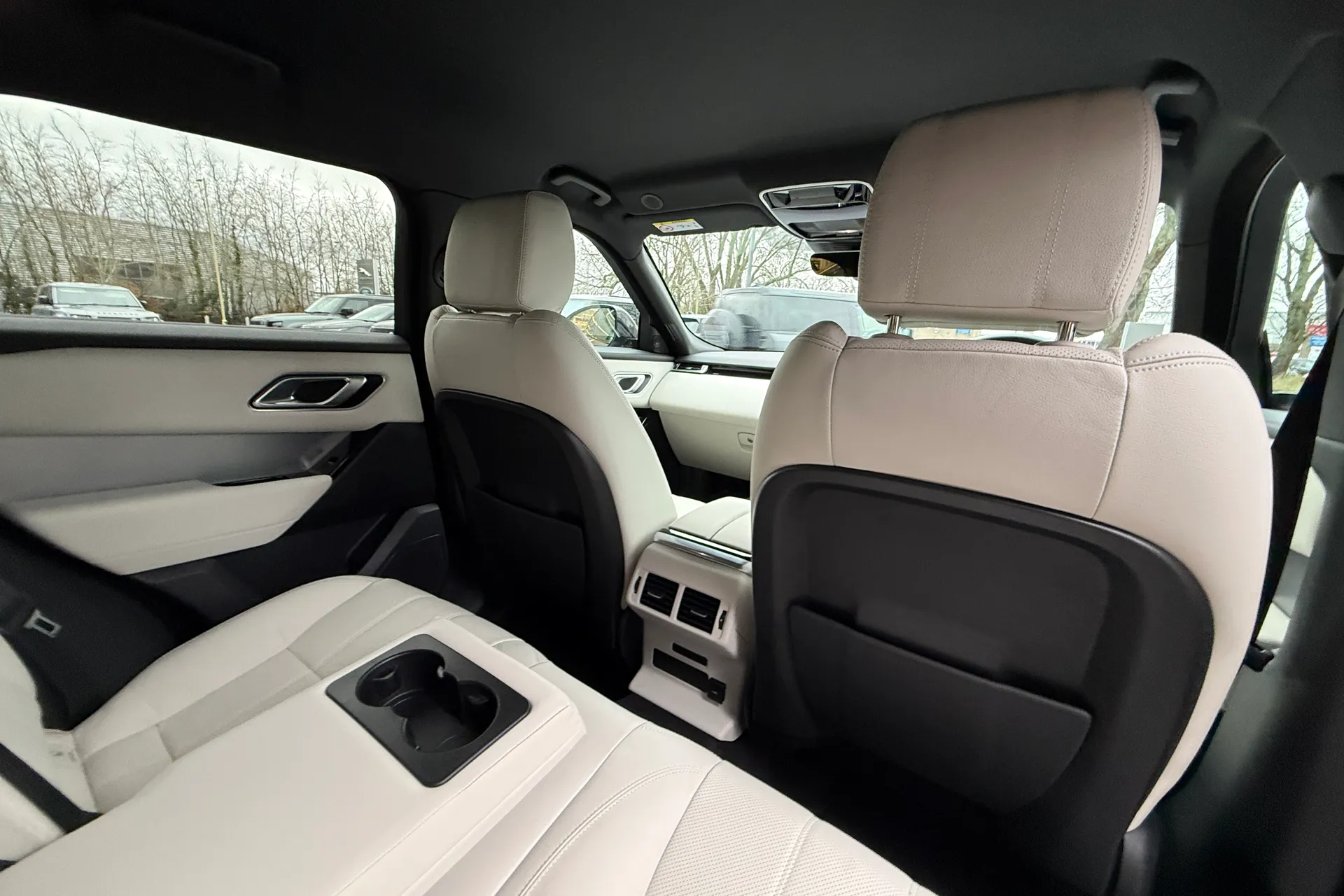 LAND ROVER RANGE ROVER VELAR thumbnail image number 37