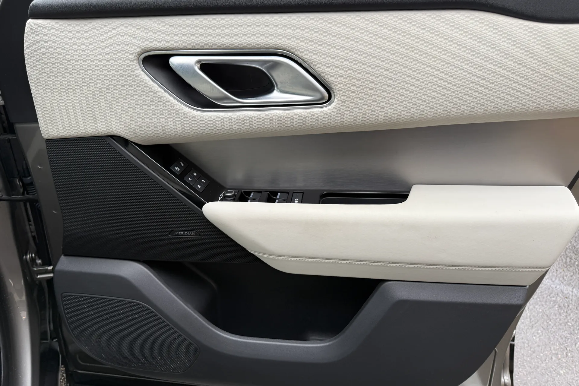 LAND ROVER RANGE ROVER VELAR thumbnail image number 45