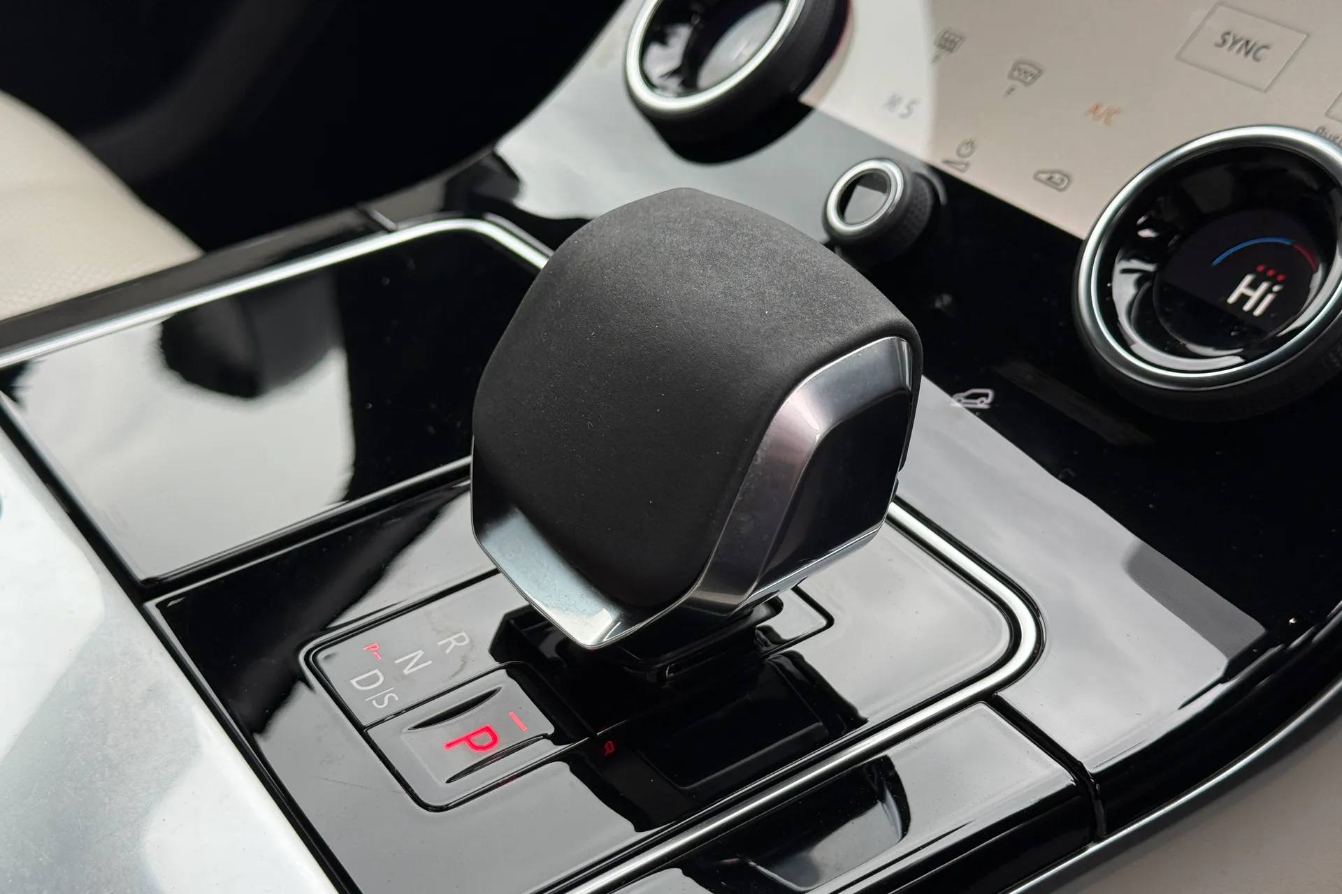 LAND ROVER RANGE ROVER VELAR thumbnail image number 19