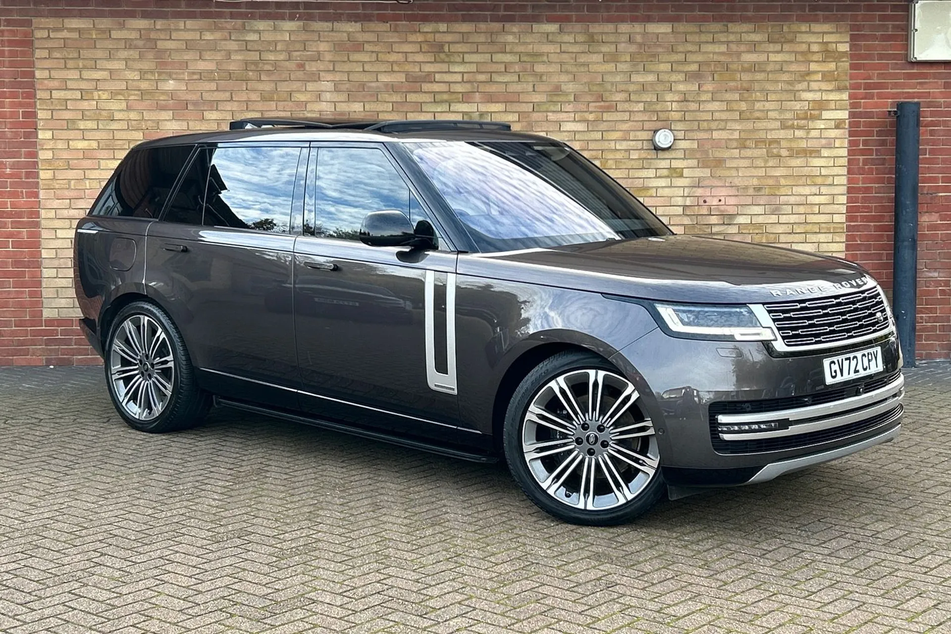 LAND ROVER RANGE ROVER focused image