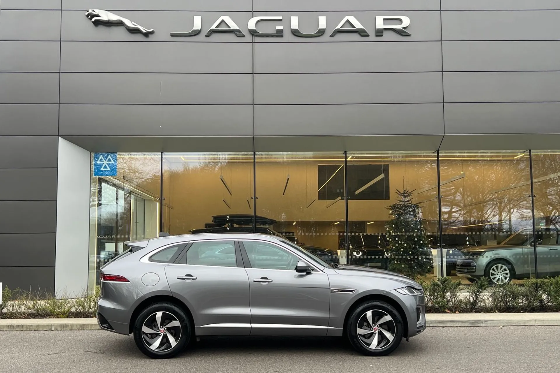 Jaguar F-PACE thumbnail image number 2