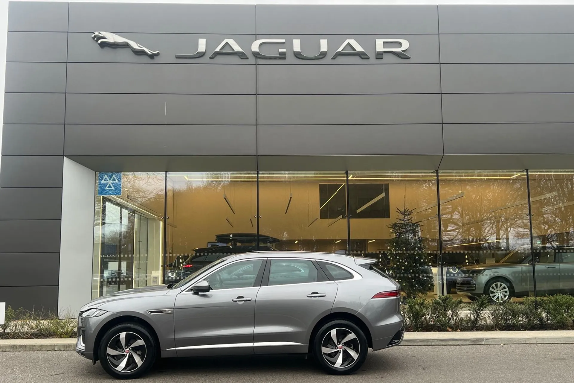 Jaguar F-PACE thumbnail image number 7