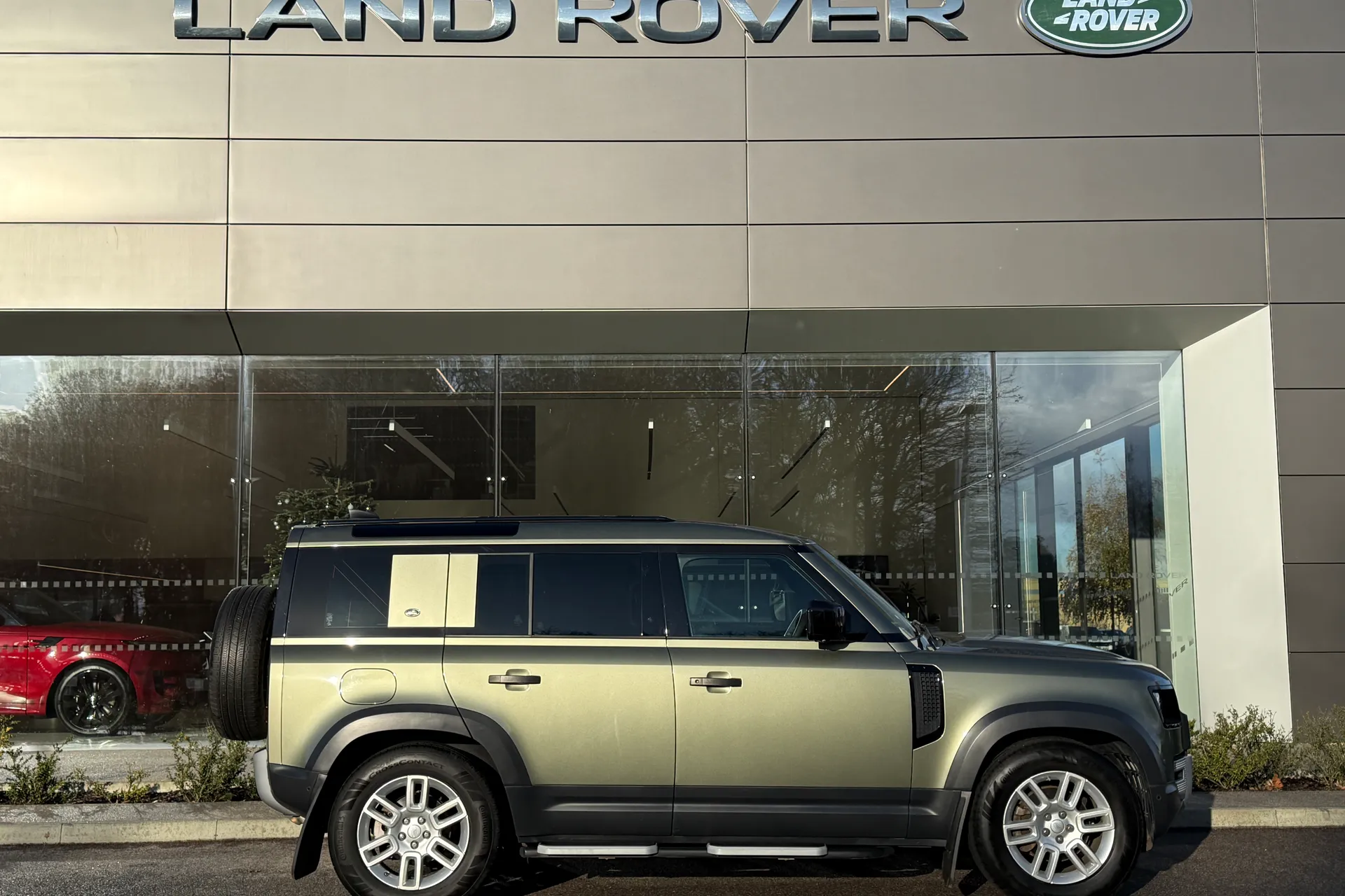 LAND ROVER Defender 110 thumbnail image number 2