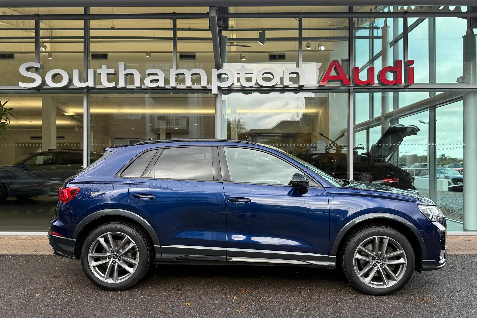 Audi Q3 thumbnail image number 2