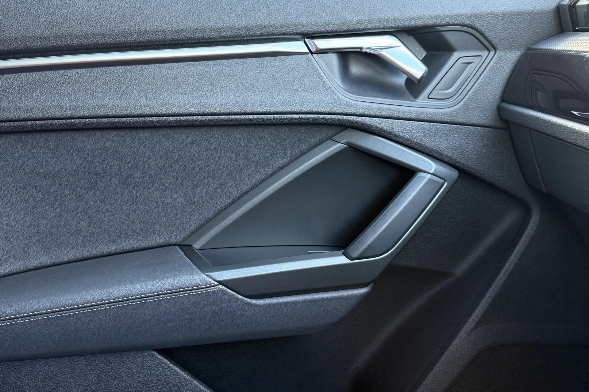 Audi Q3 thumbnail image number 16