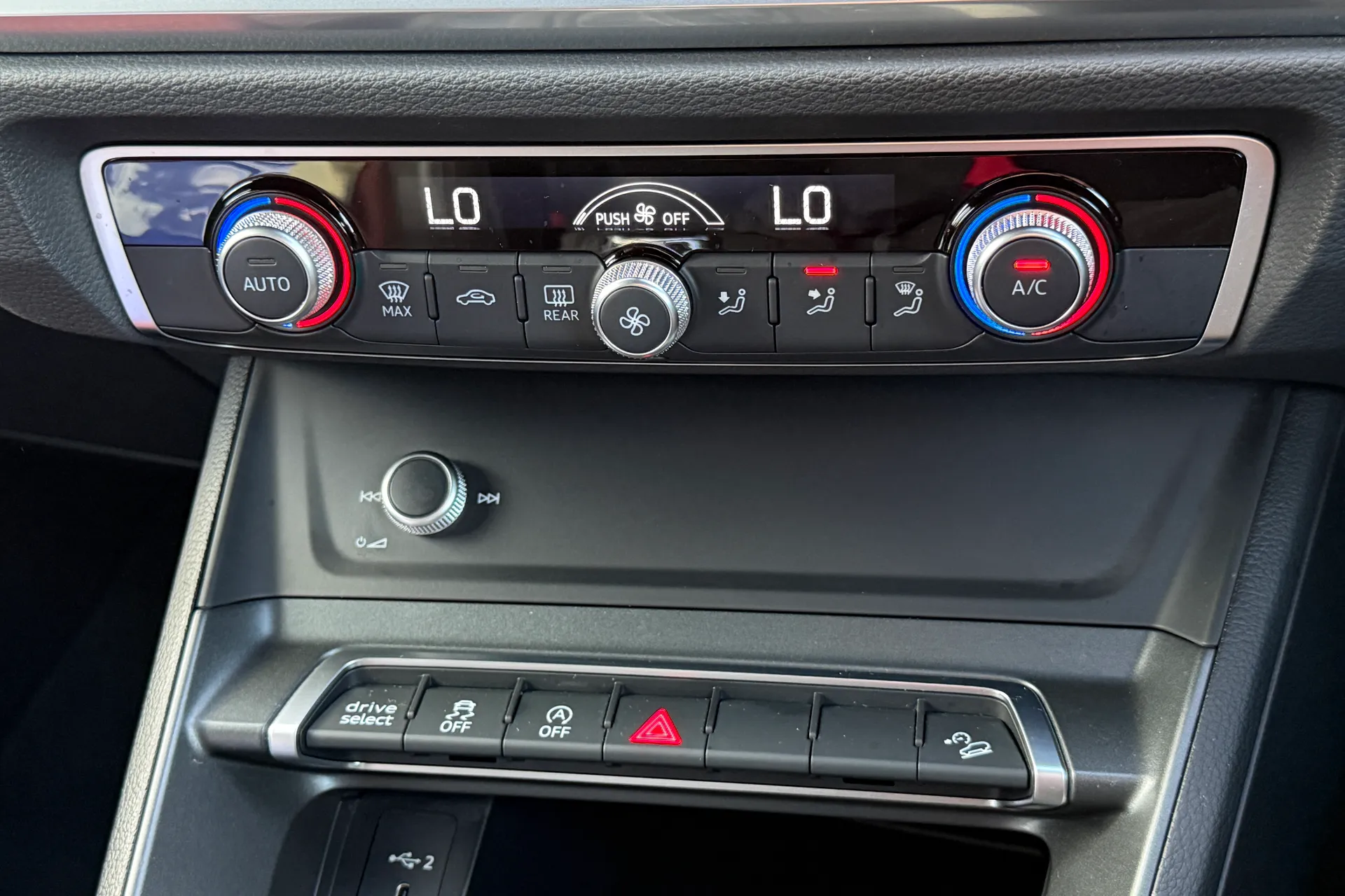 Audi Q3 thumbnail image number 18