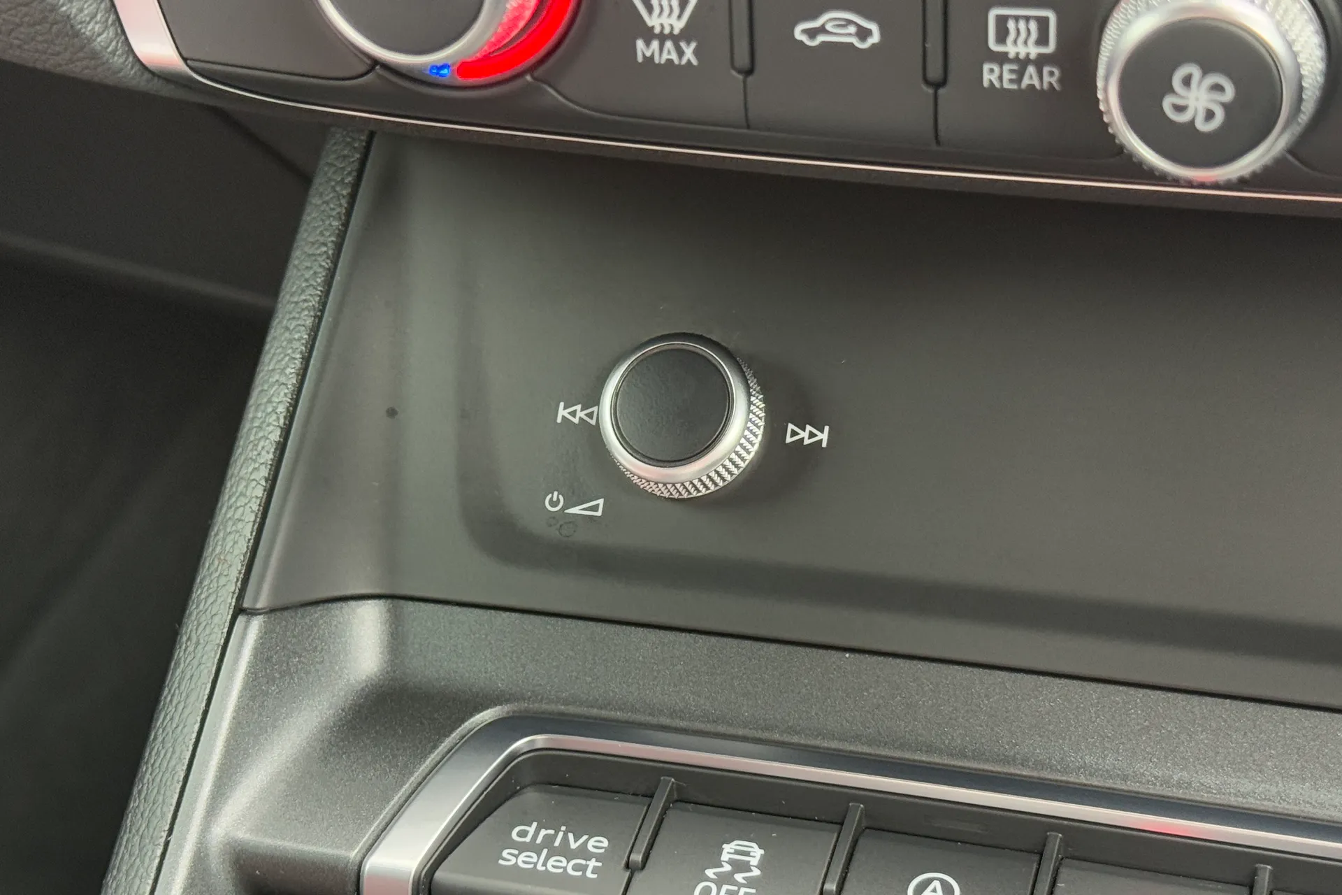 Audi Q3 thumbnail image number 17