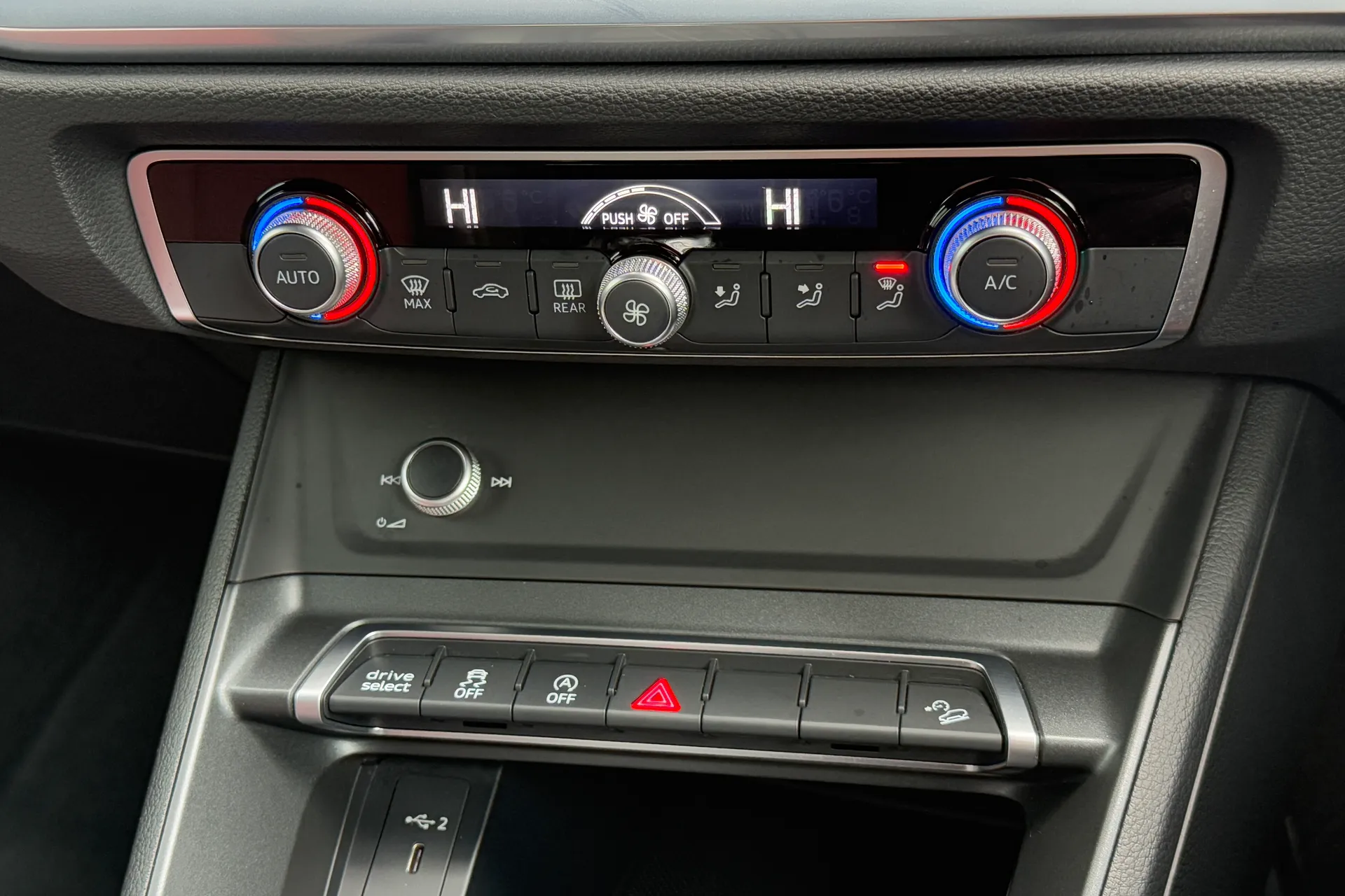 Audi Q3 thumbnail image number 14