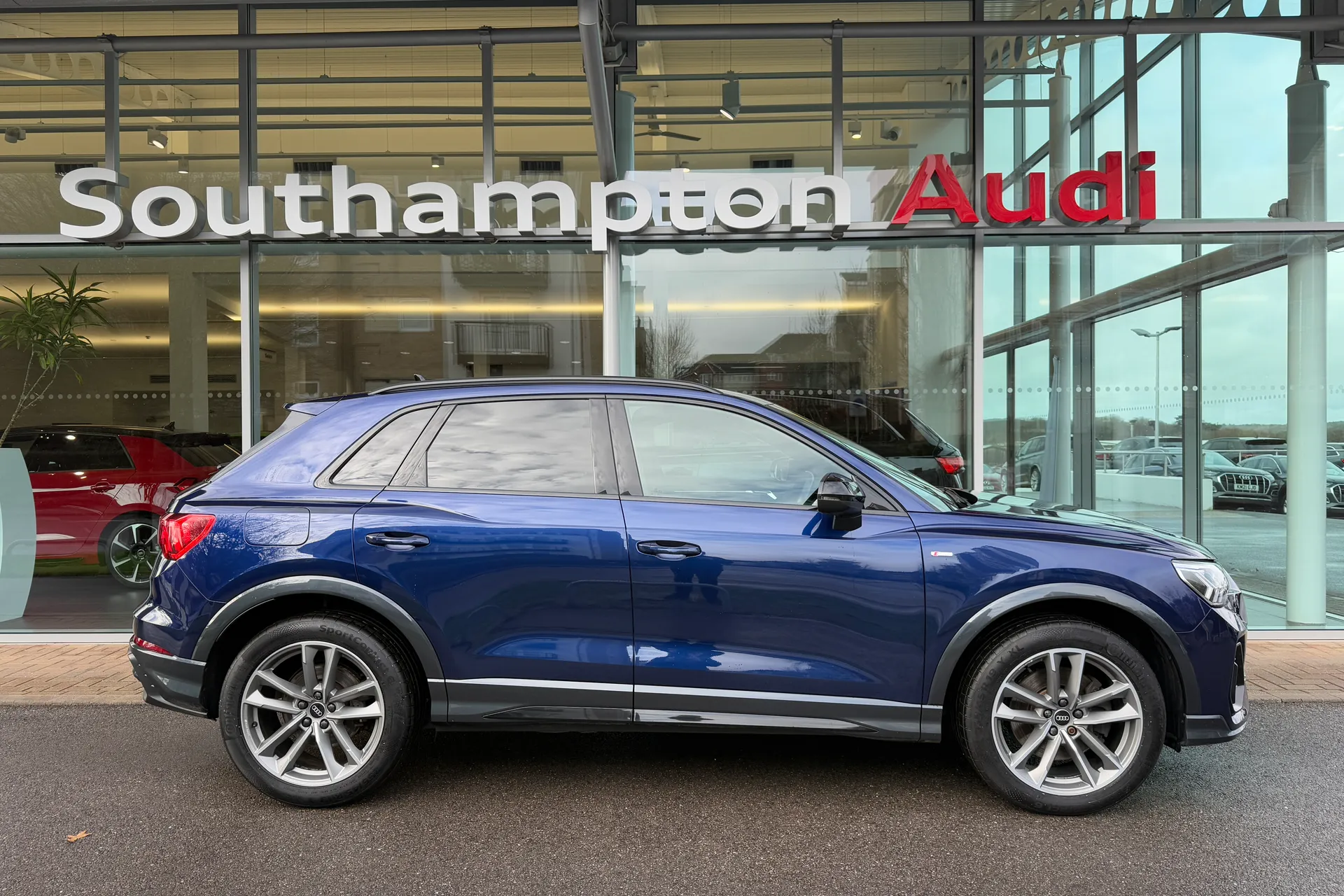 Audi Q3 thumbnail image number 2