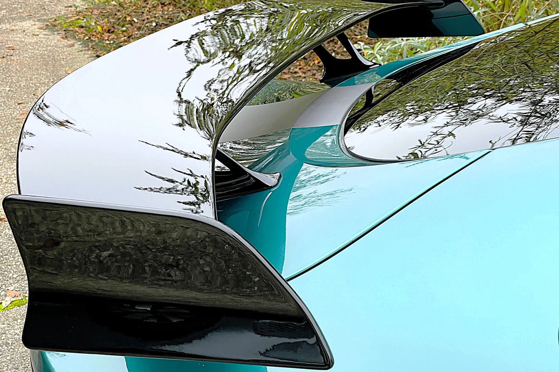 Aston Martin Vantage thumbnail image number 18