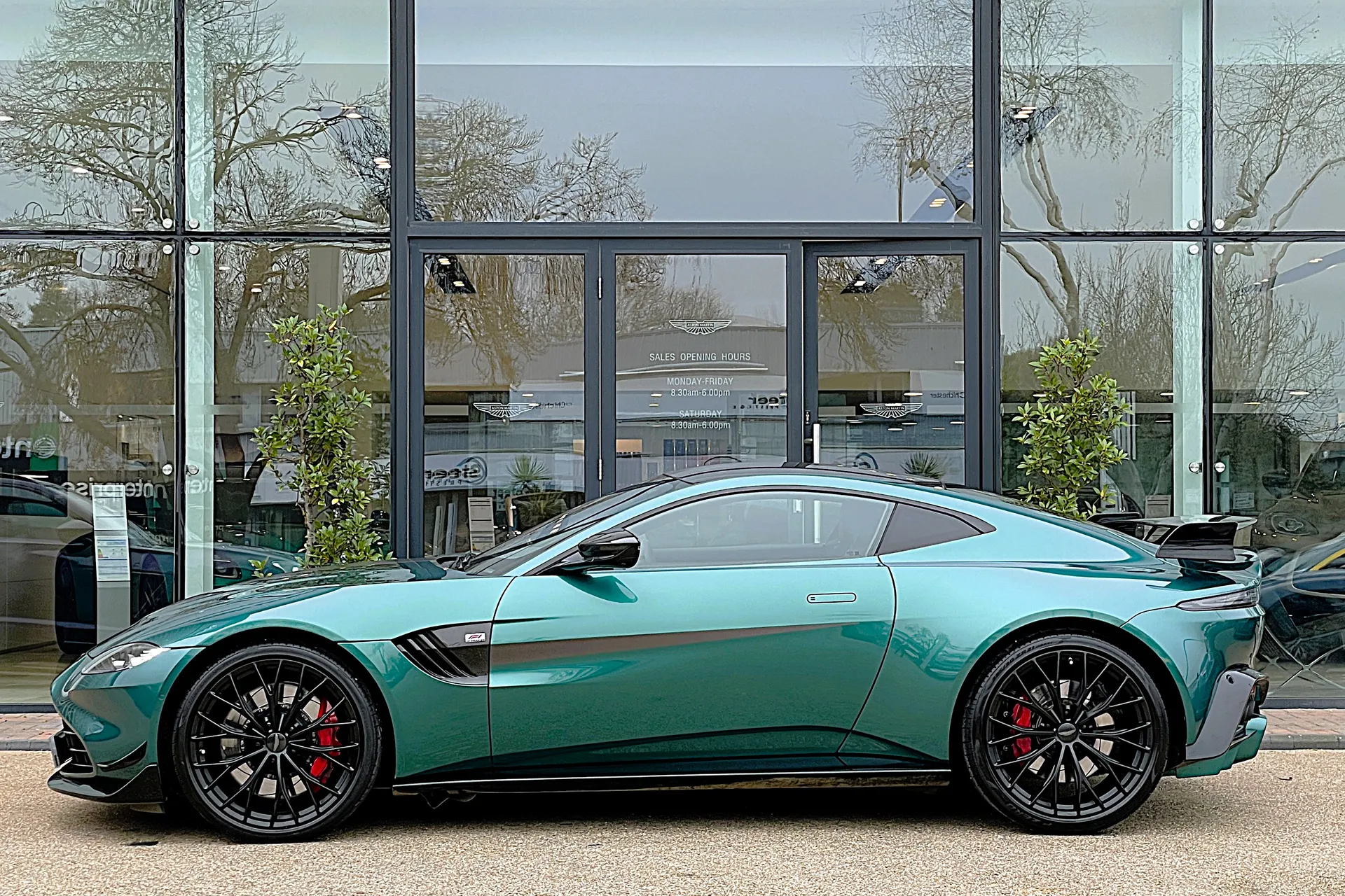 Aston Martin Vantage thumbnail image number 56