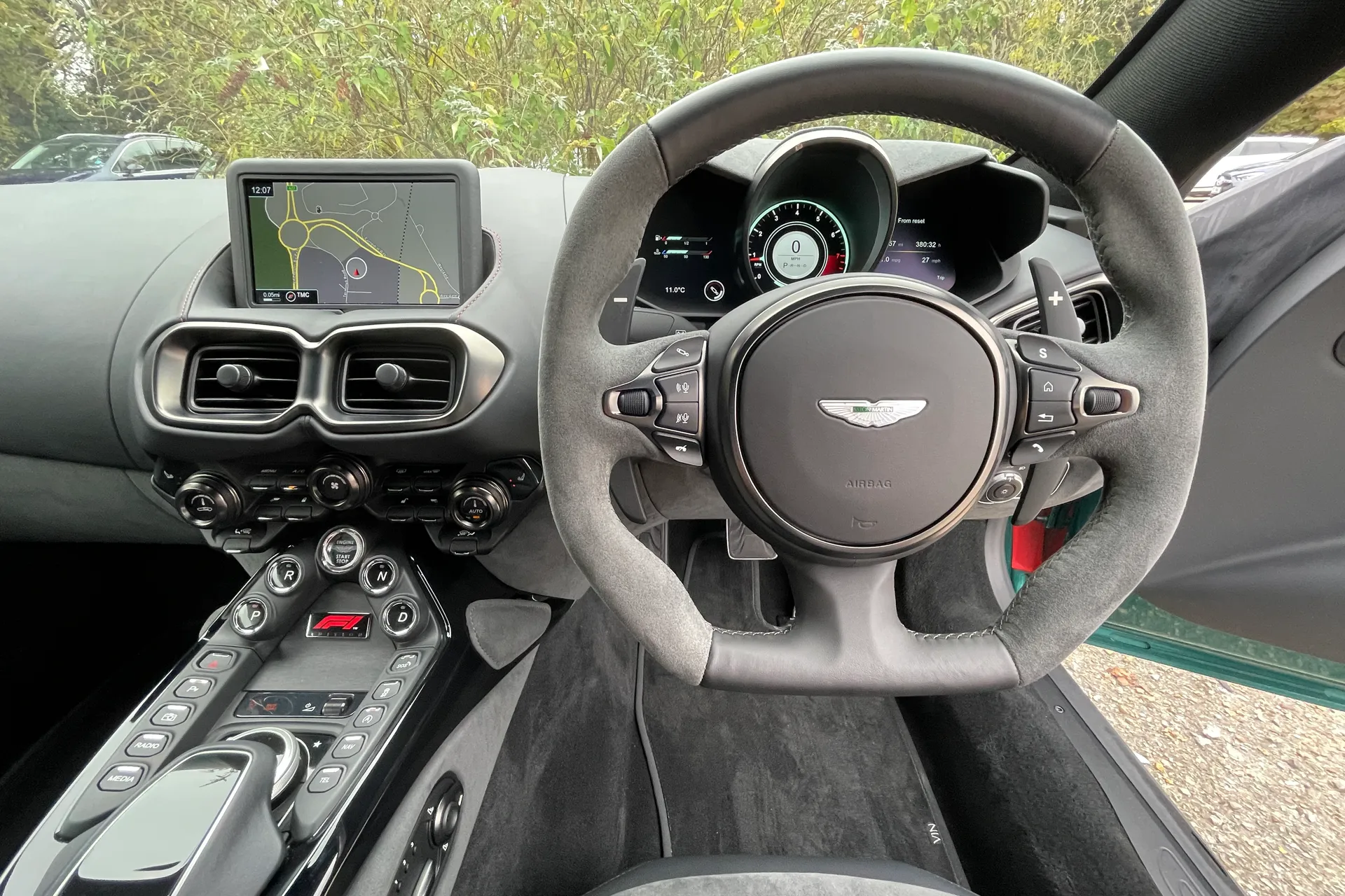 Aston Martin Vantage thumbnail image number 30