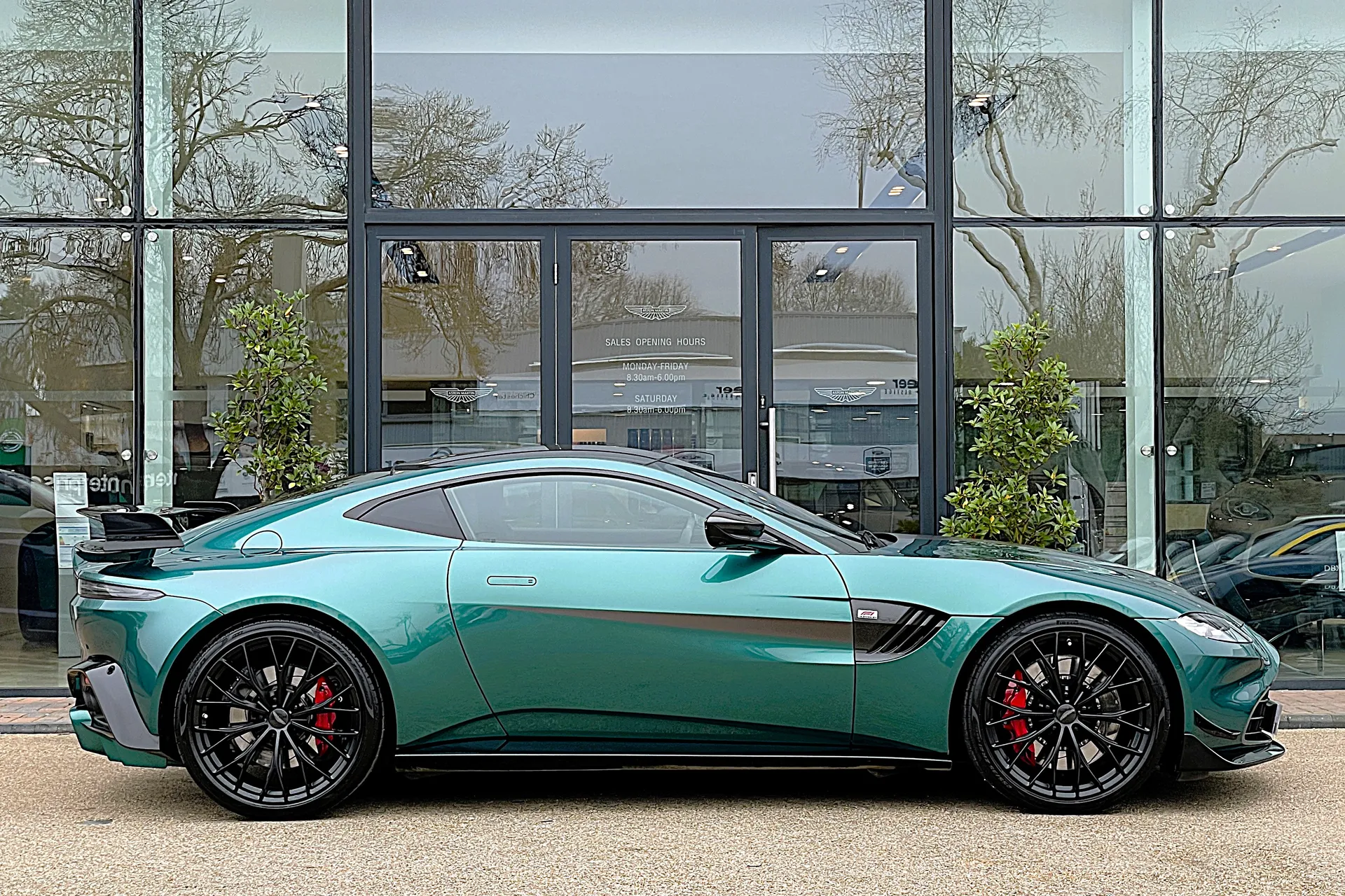 Aston Martin Vantage thumbnail image number 2