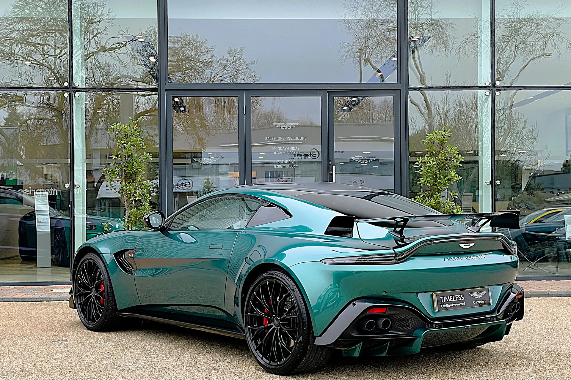 Aston Martin Vantage thumbnail image number 12