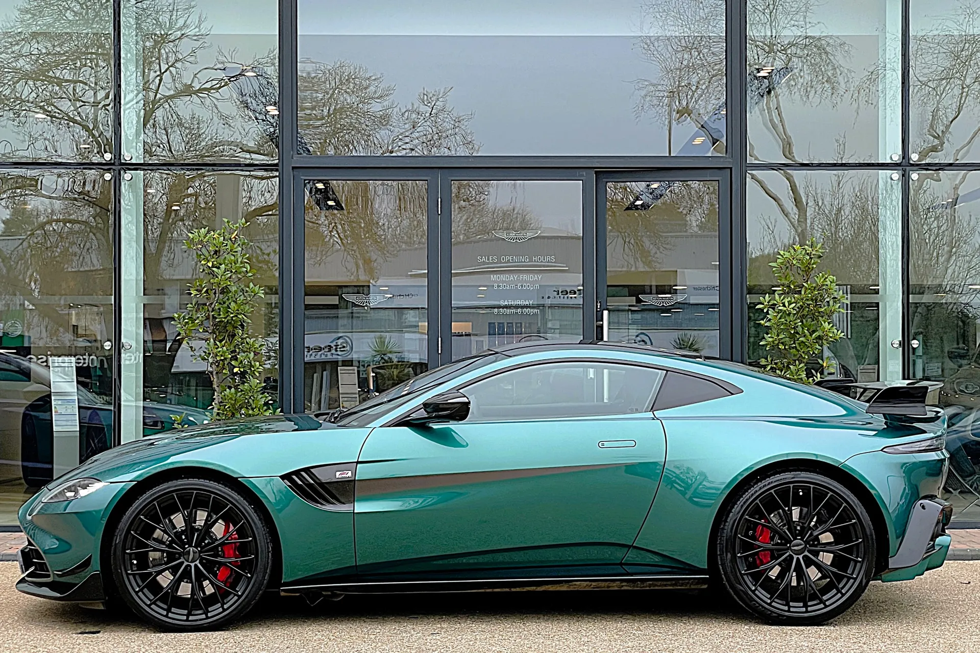 Aston Martin Vantage thumbnail image number 49