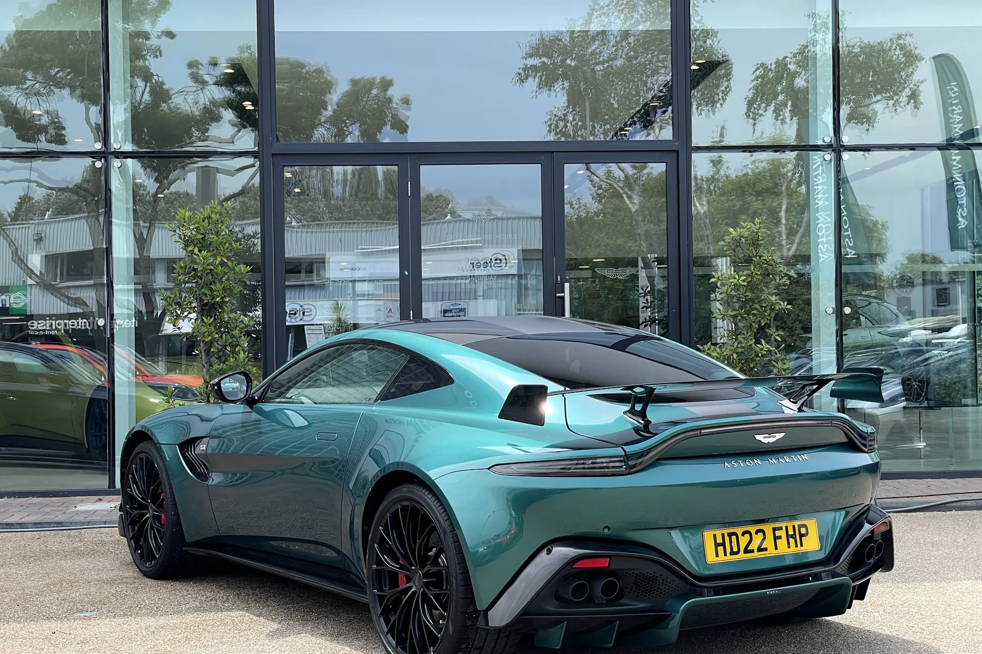 Aston Martin Vantage thumbnail image number 12