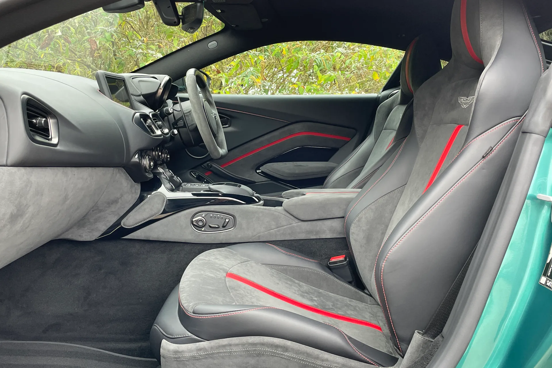 Aston Martin Vantage thumbnail image number 22