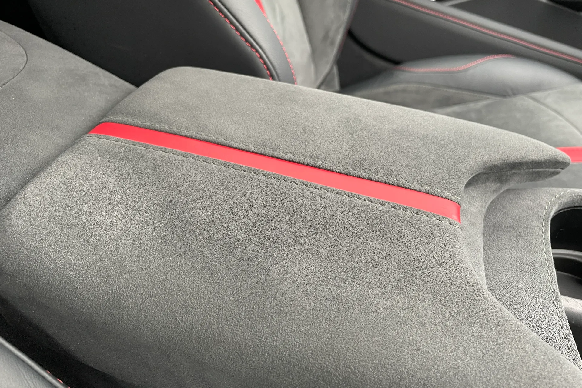 Aston Martin Vantage thumbnail image number 39