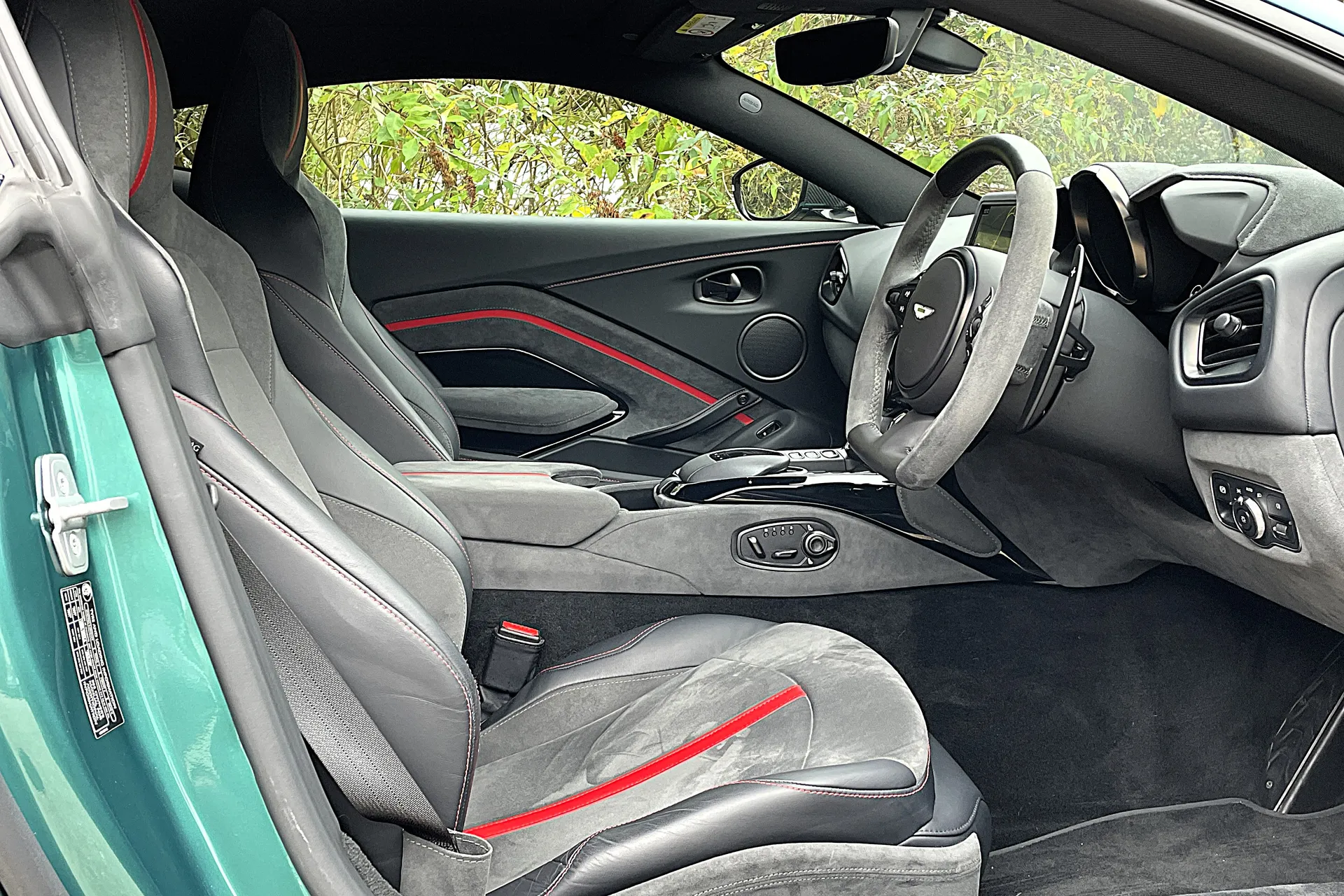 Aston Martin Vantage thumbnail image number 20