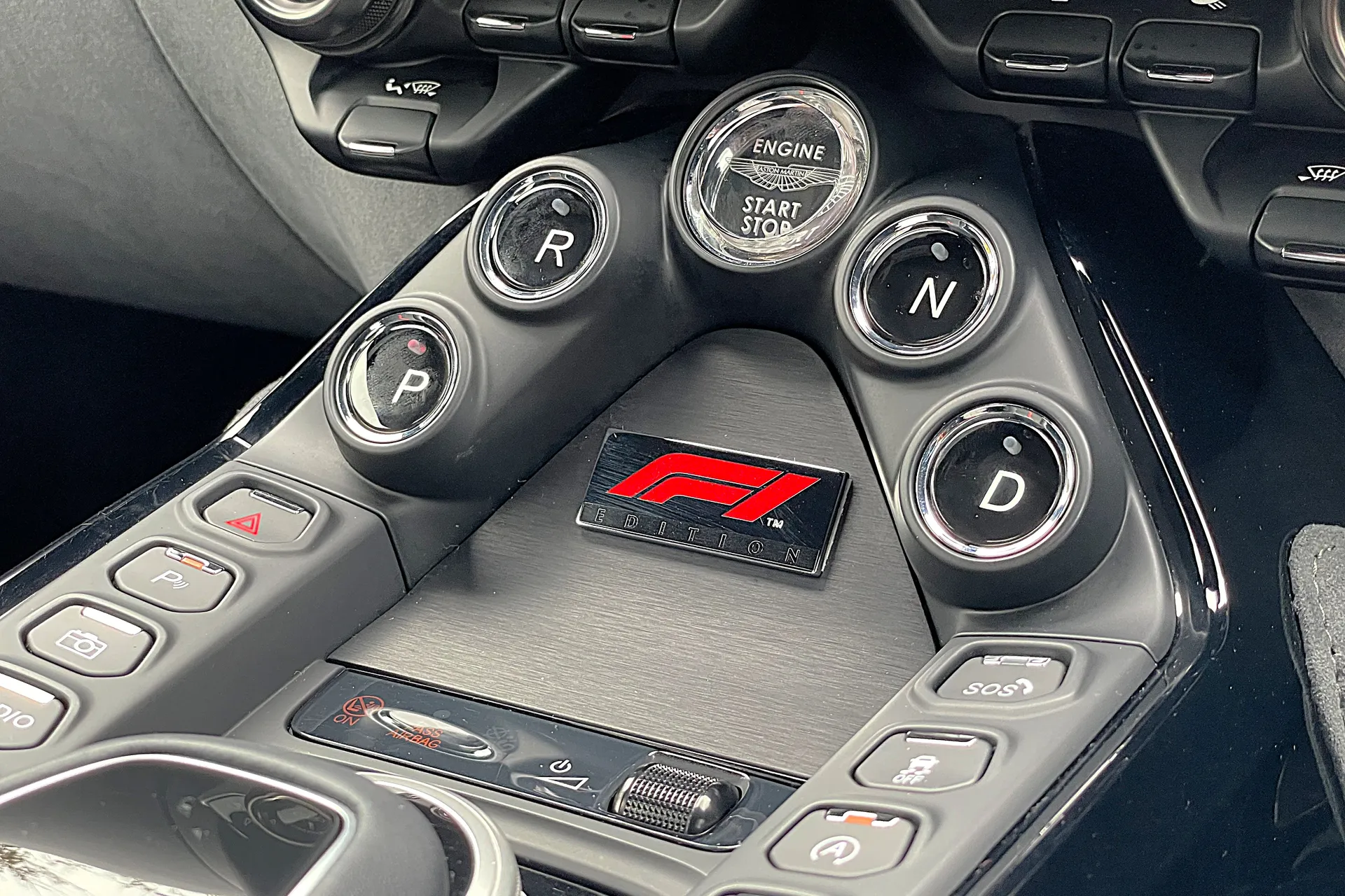 Aston Martin Vantage thumbnail image number 33