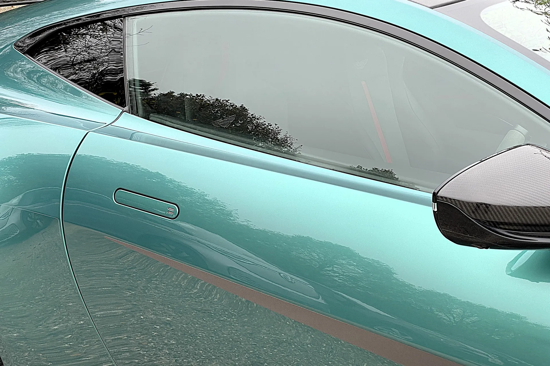 Aston Martin Vantage thumbnail image number 16