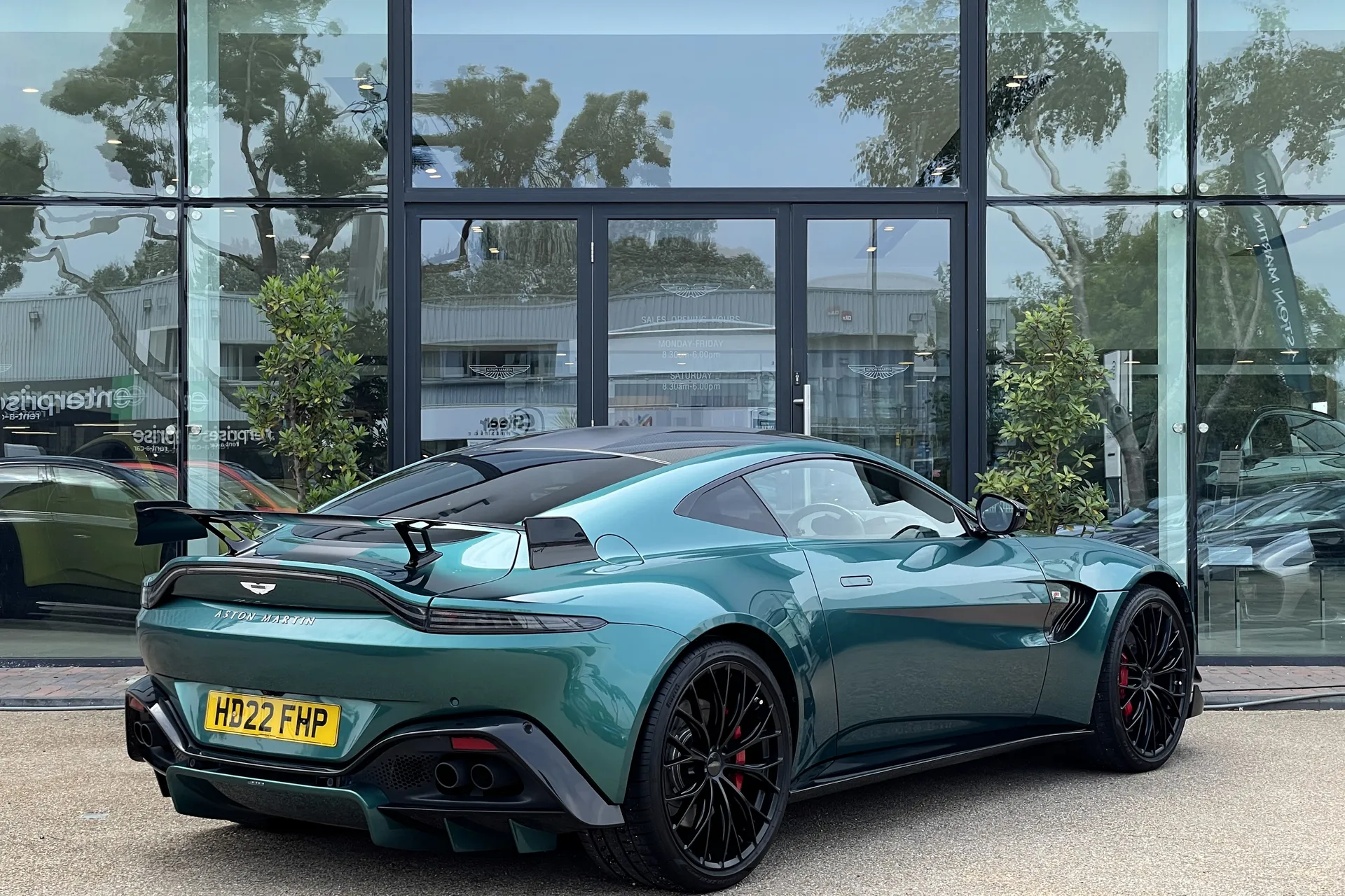 Aston Martin Vantage thumbnail image number 10