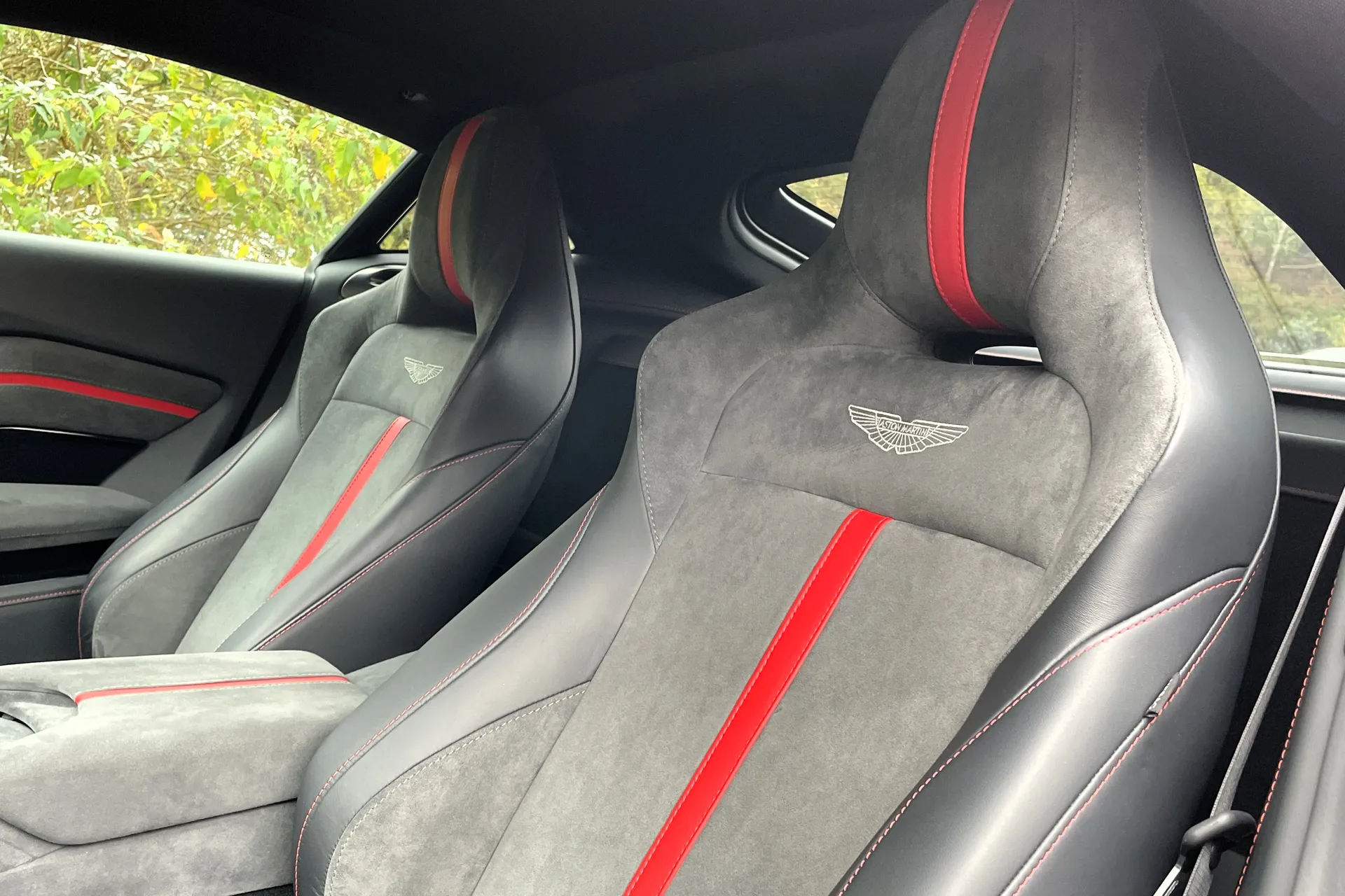 Aston Martin Vantage thumbnail image number 23