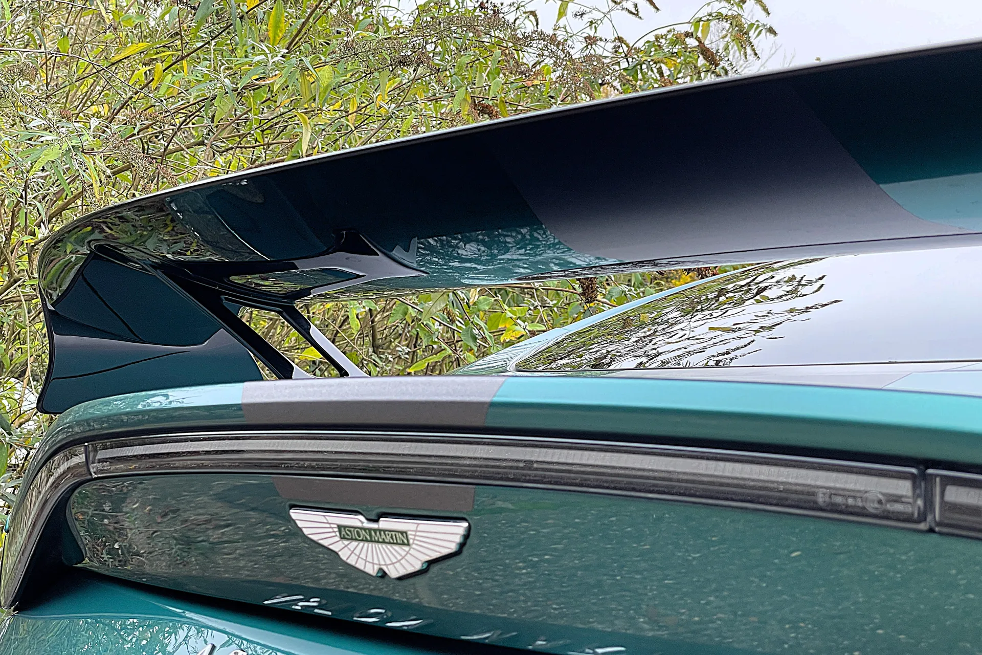Aston Martin Vantage thumbnail image number 18