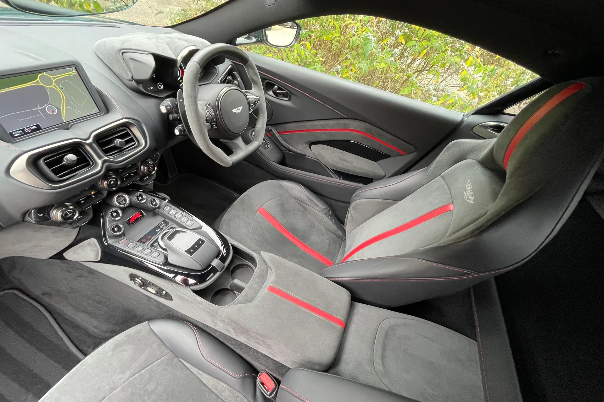Aston Martin Vantage thumbnail image number 24