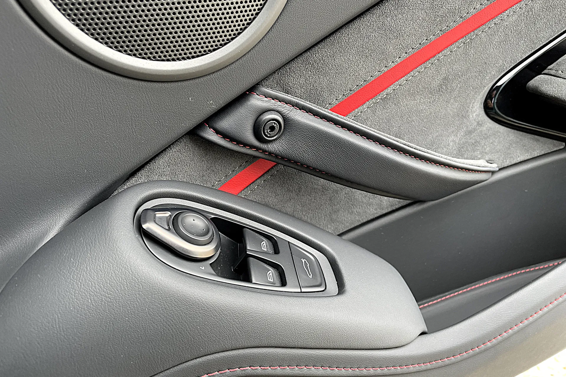 Aston Martin Vantage thumbnail image number 29