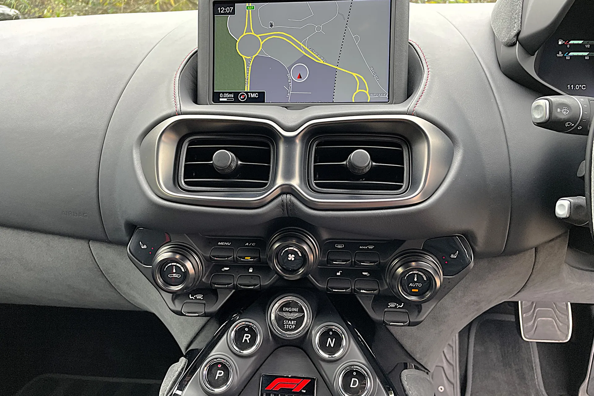 Aston Martin Vantage thumbnail image number 28
