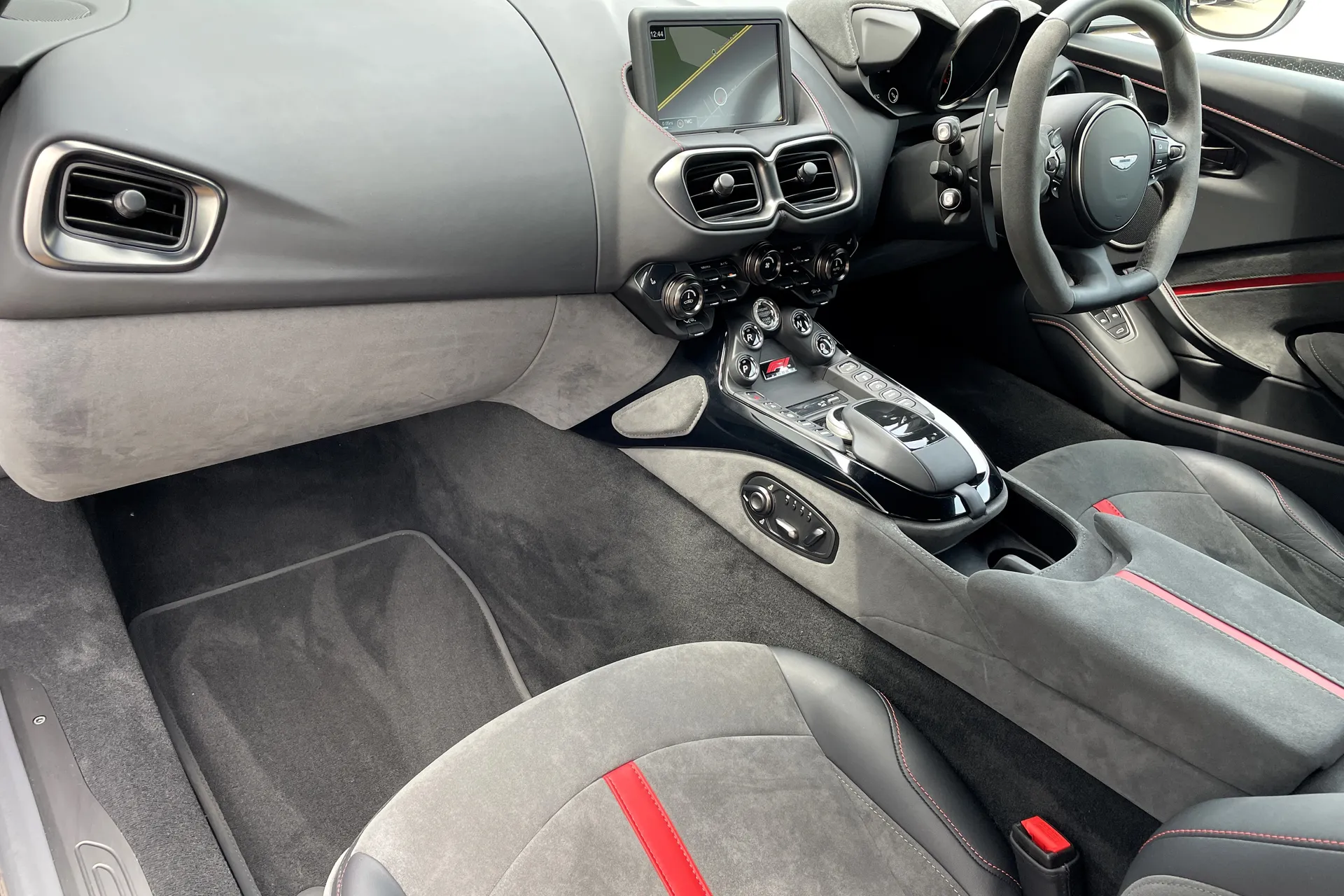 Aston Martin Vantage thumbnail image number 4