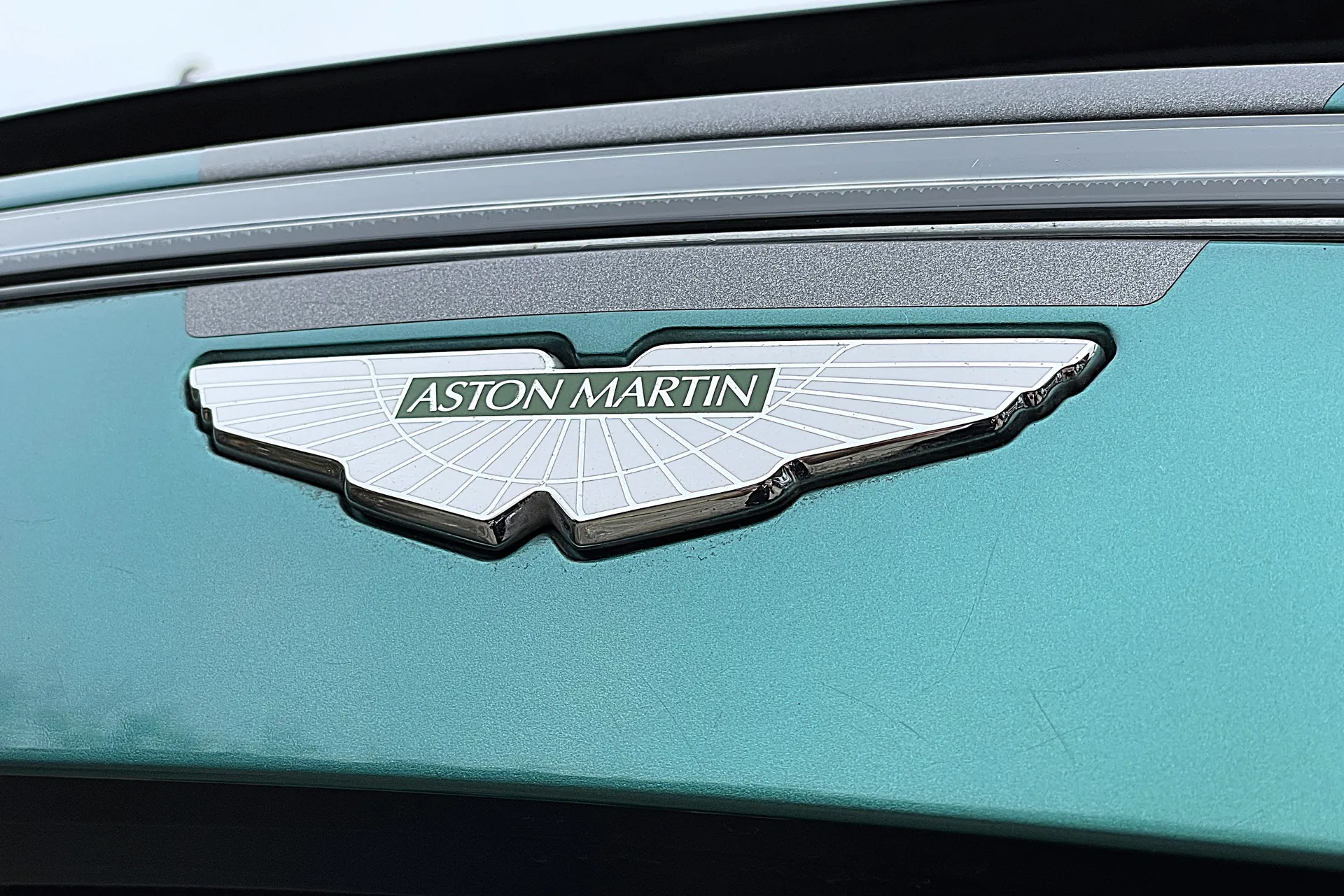 Aston Martin Vantage thumbnail image number 19