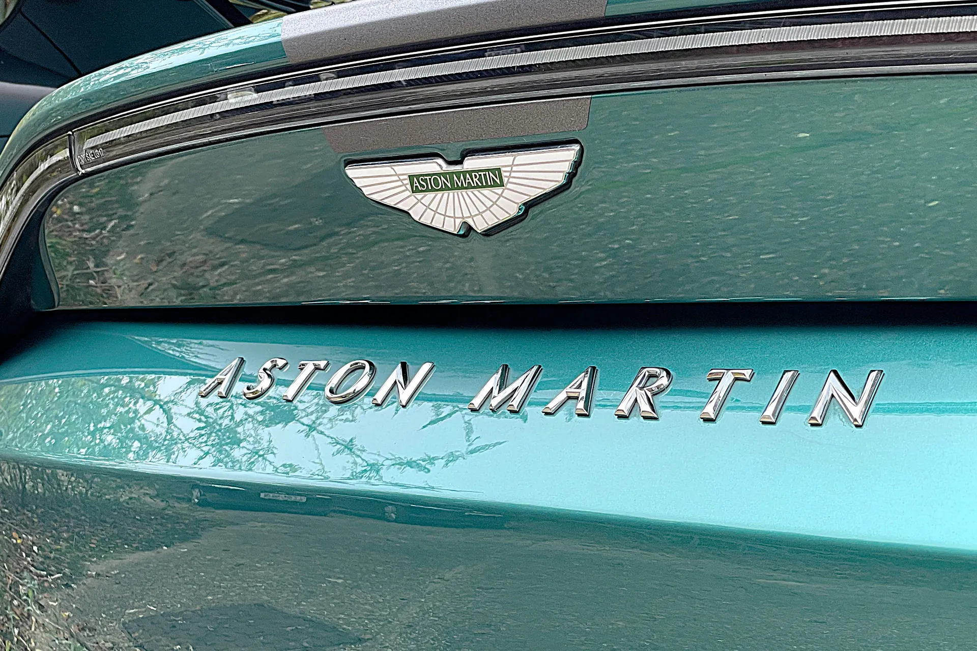 Aston Martin Vantage thumbnail image number 17