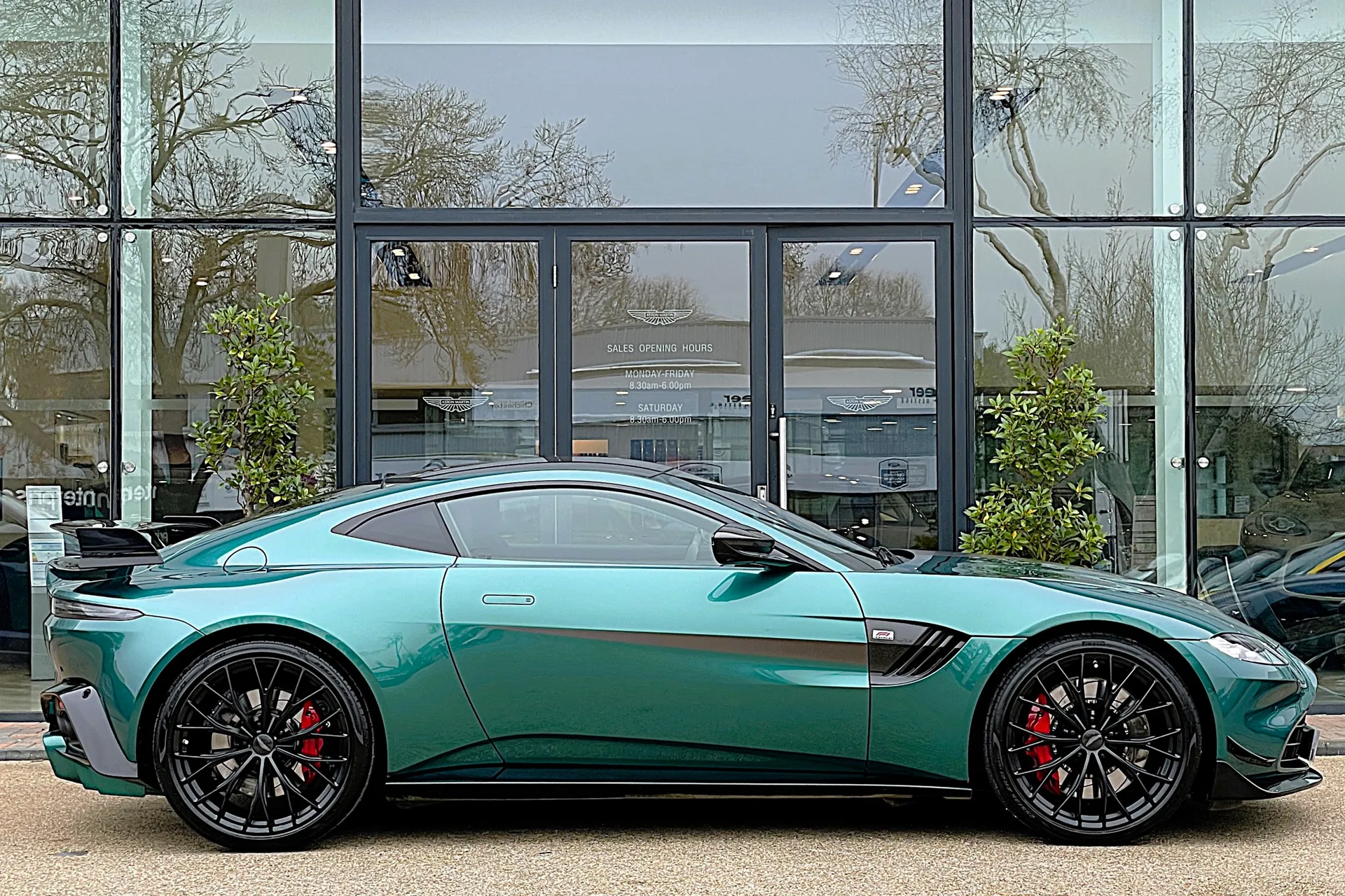 Aston Martin Vantage thumbnail image number 2