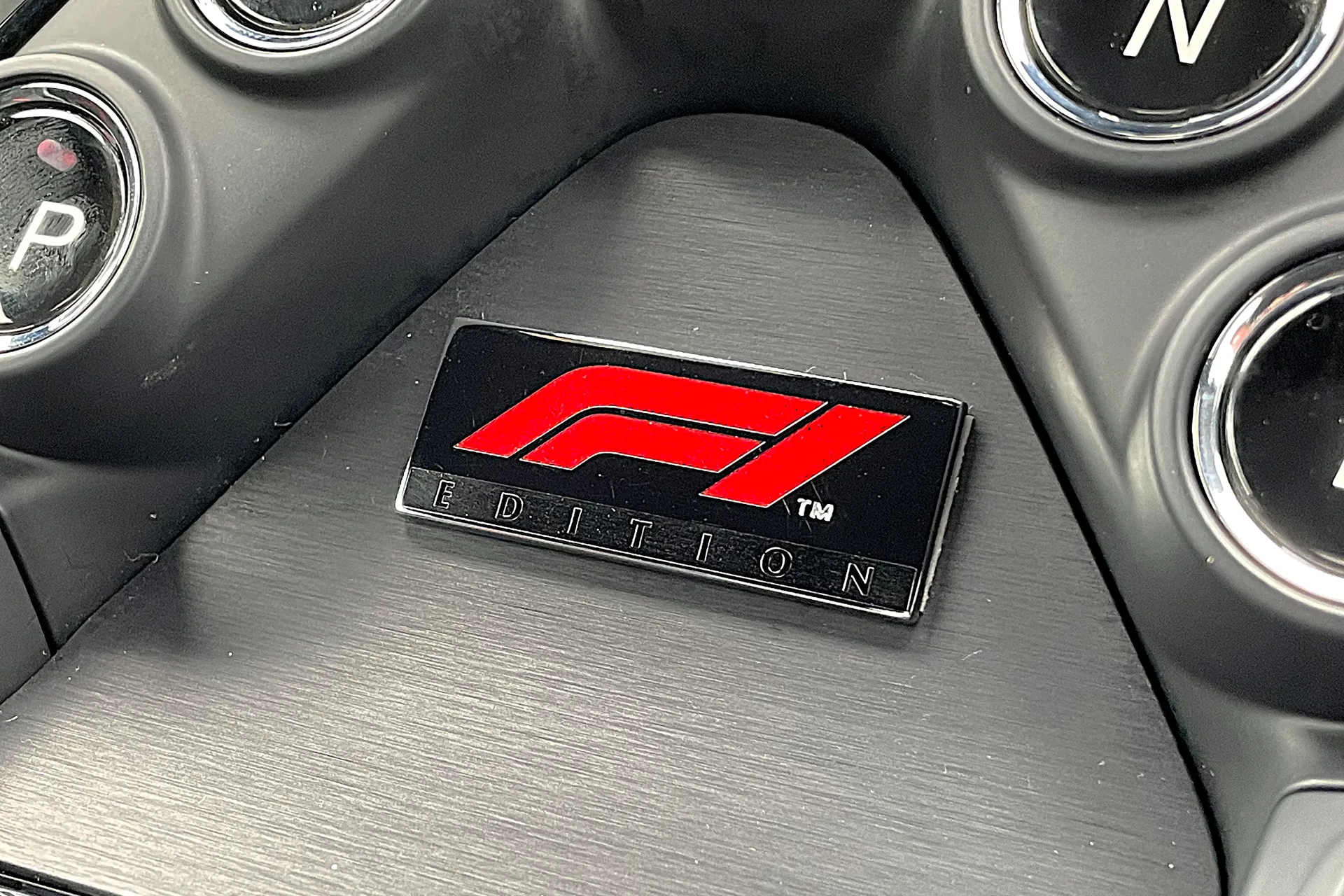 Aston Martin Vantage thumbnail image number 34