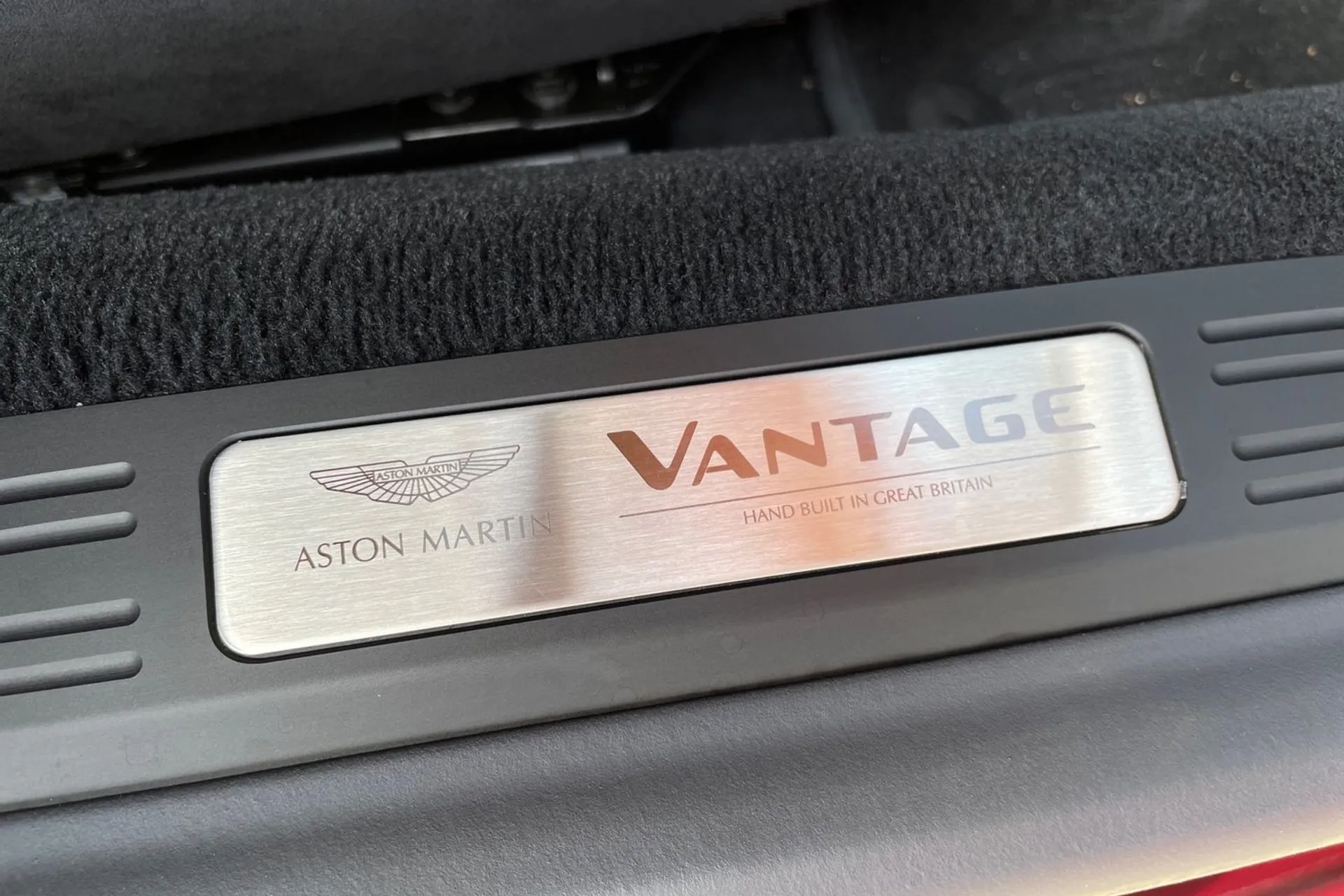 Aston Martin Vantage thumbnail image number 33