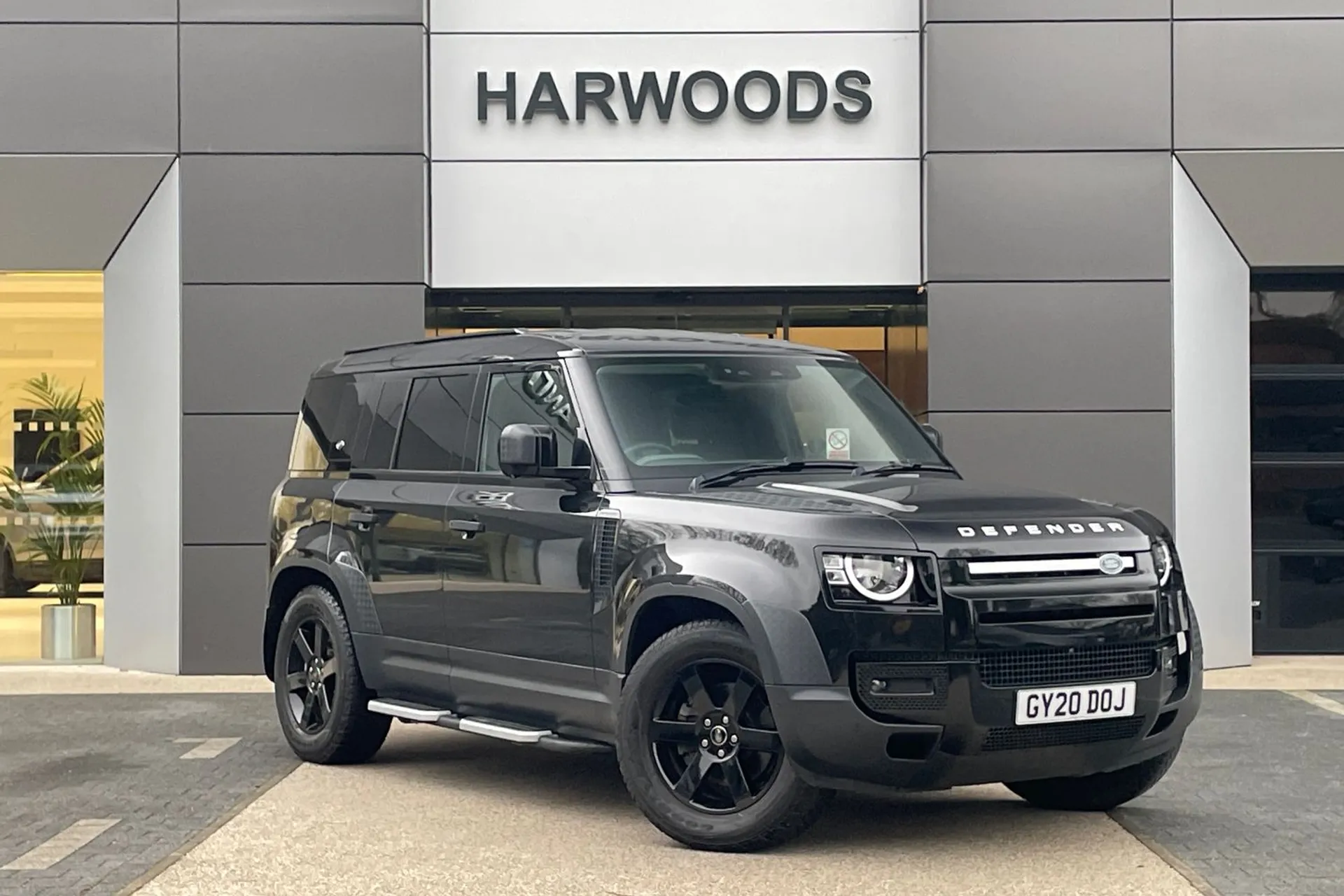 JLR DEFENDER focused image