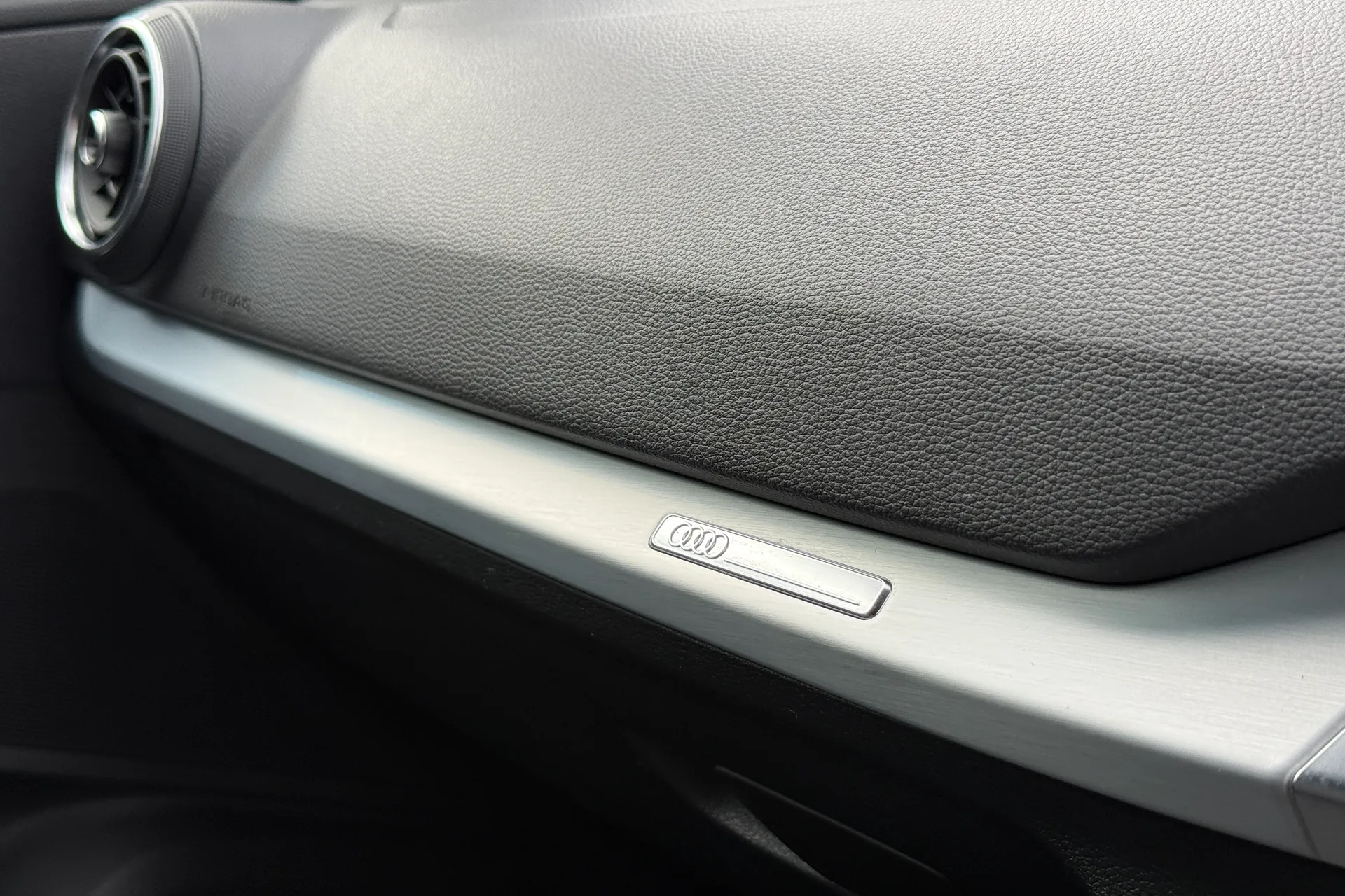 Audi Q2 thumbnail image number 18